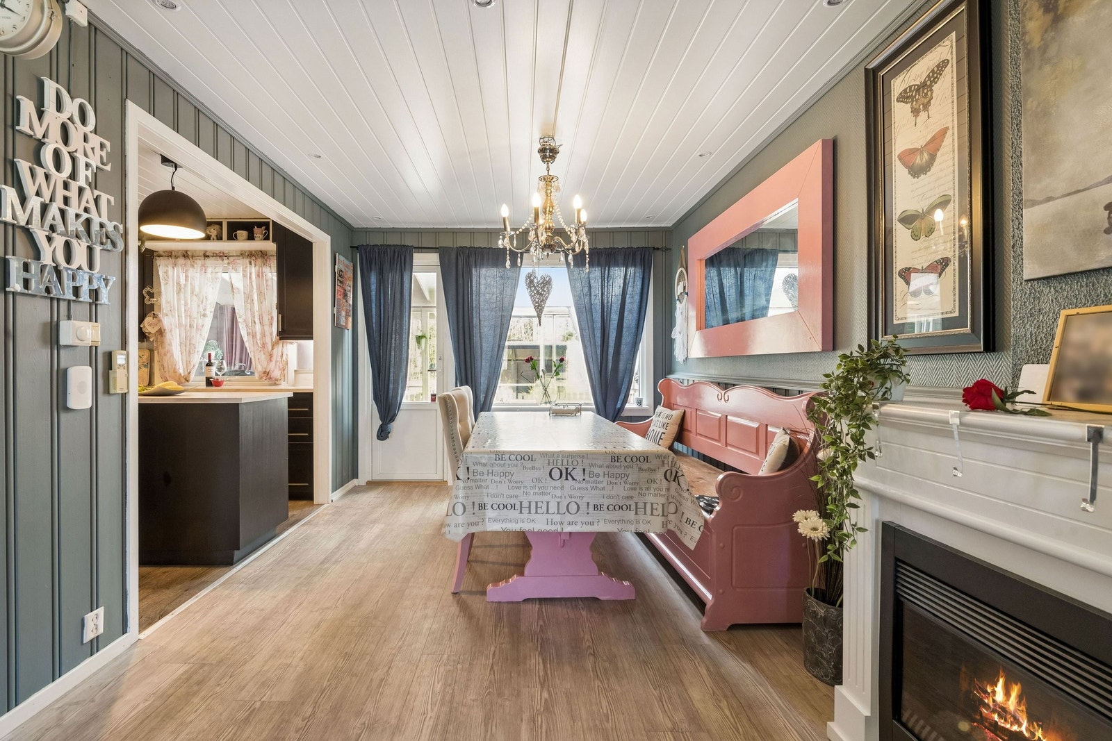 Trivelig spisestue med utgang til terrasse. Galleribilde