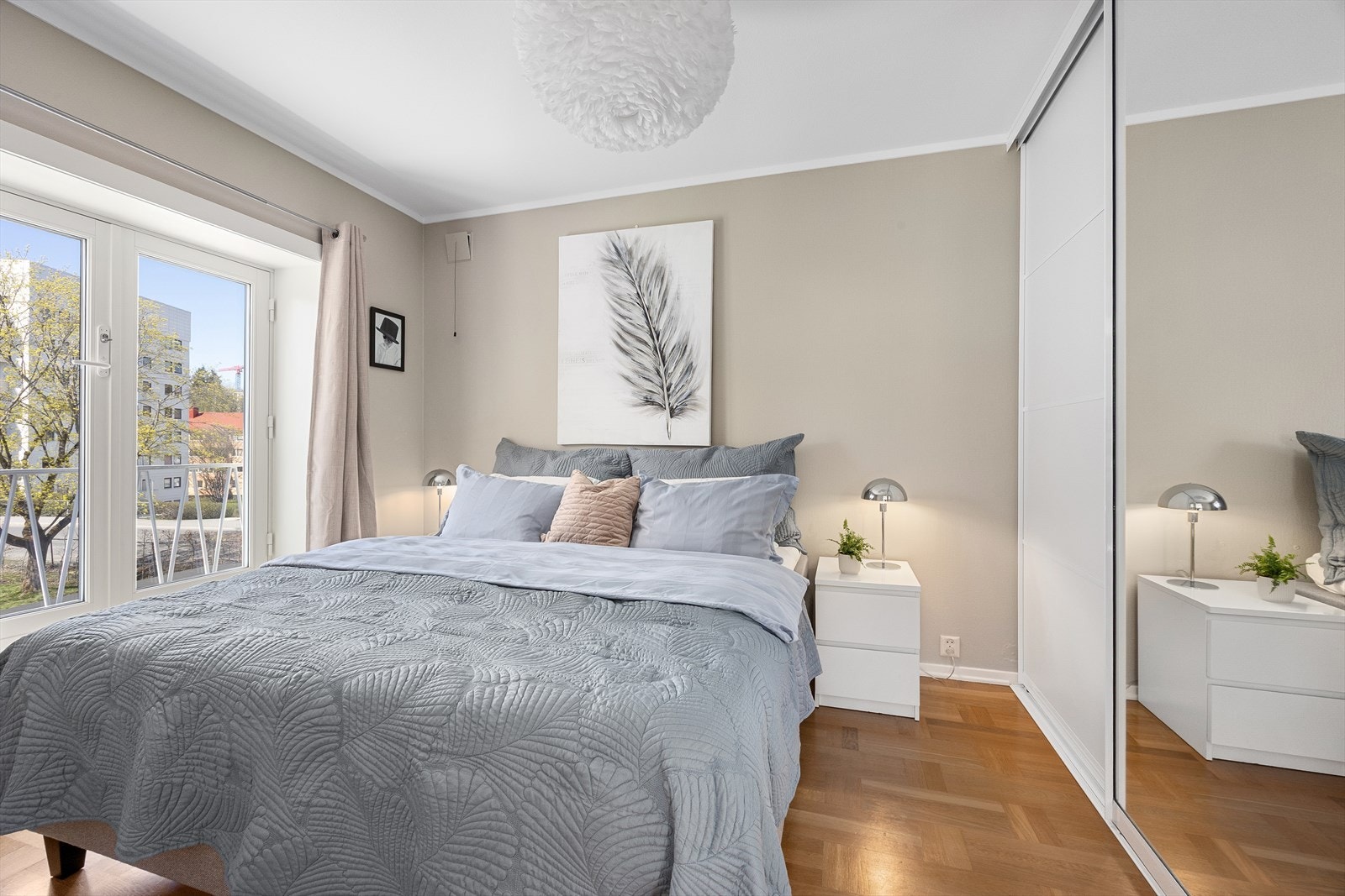 Leiligheten har tre romslige soverom, alle med skyvedørsgarderobe for god oppbevaring. Galleribilde
