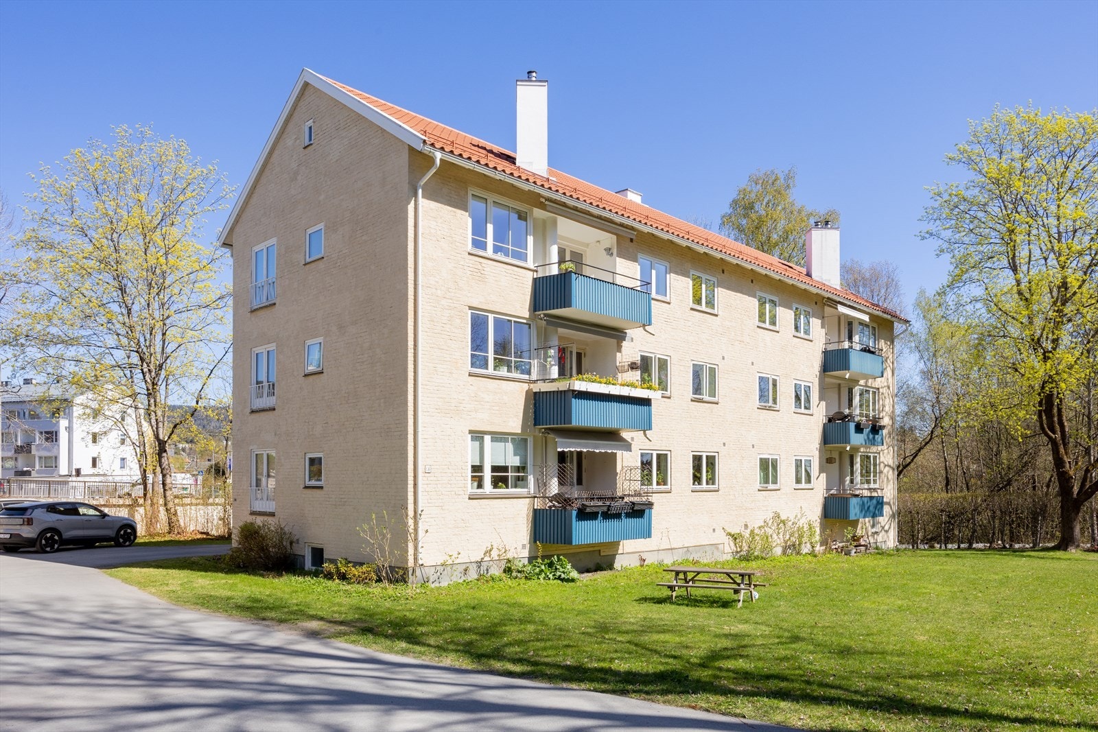 4-roms topp- og endeleilighet. Solrik balkong fra stue og fransk luftebalkong fra hovedsoverommet på gavelvegg. Galleribilde