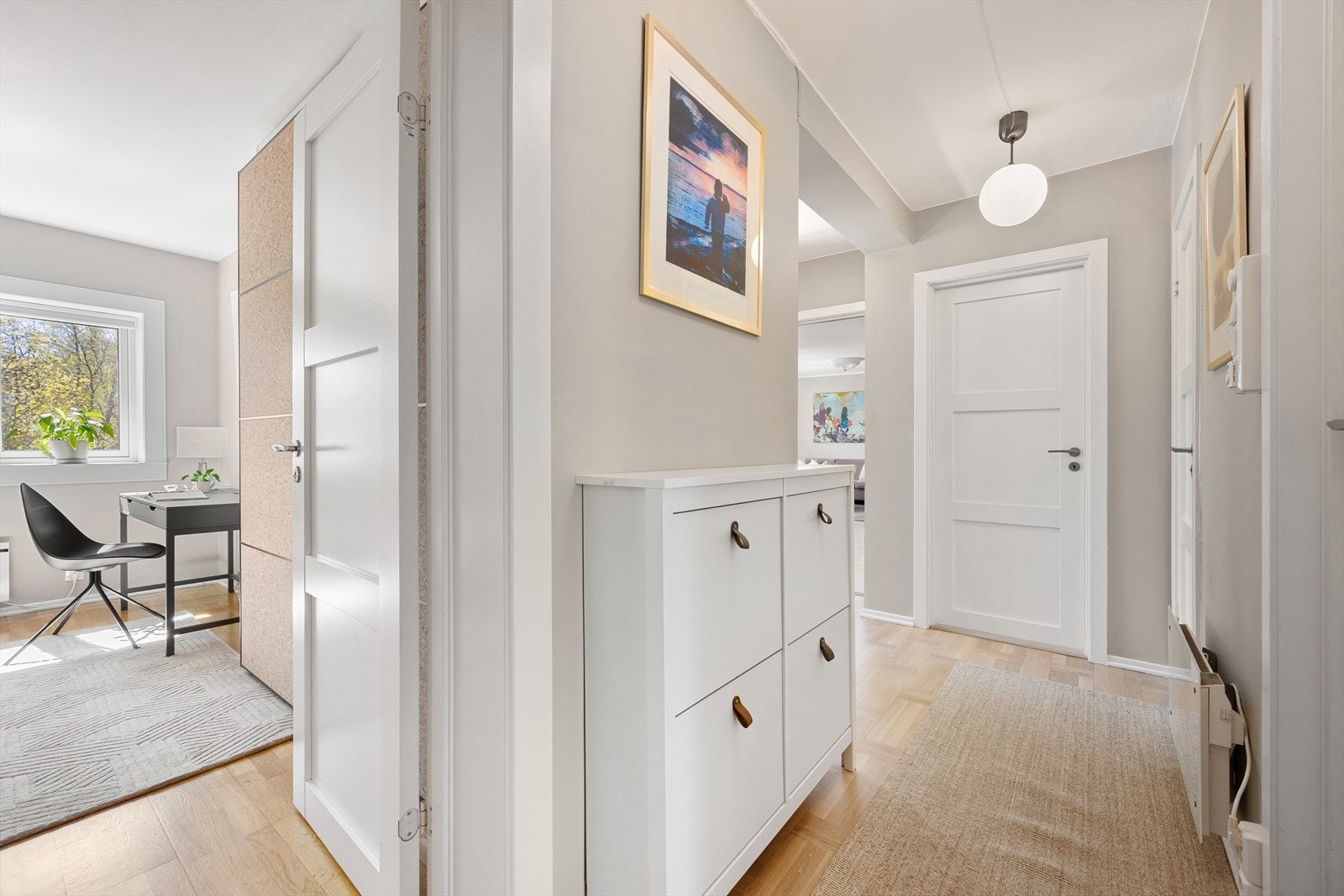 Gangen binder leiligheten sammen og har i tillegg til garderobeskap to boder på loft og en i kjeller. Galleribilde