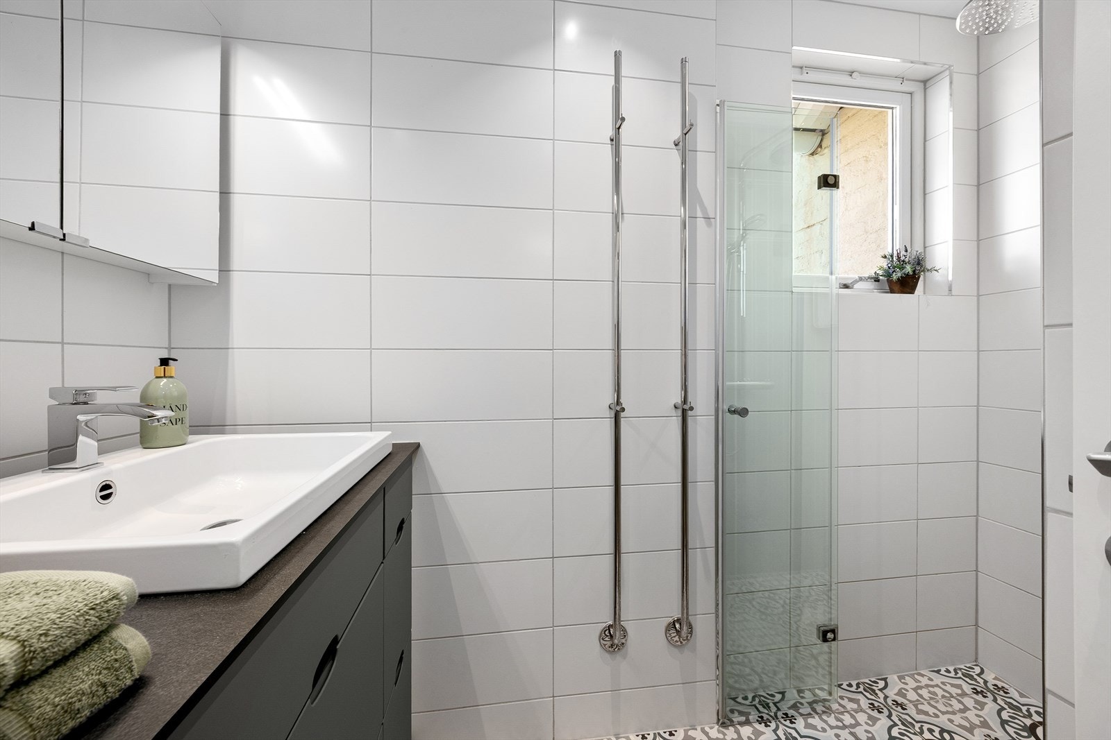 Badet har en praktisk innredning med gode oppbevaringsmuligheter. Galleribilde