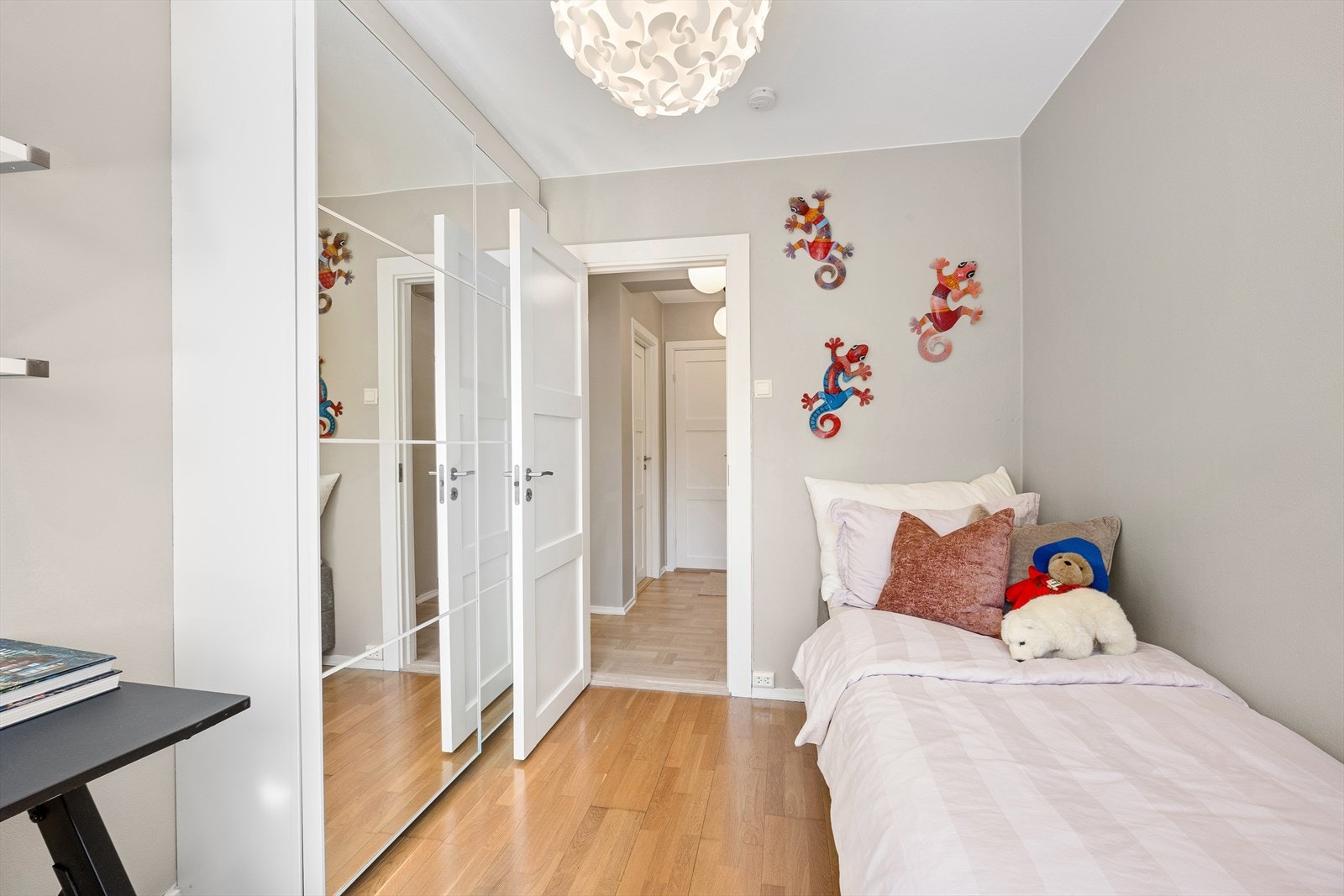 Også dette soverommet har en romslig skyvedørsgarderobe med speilfronter. Galleribilde