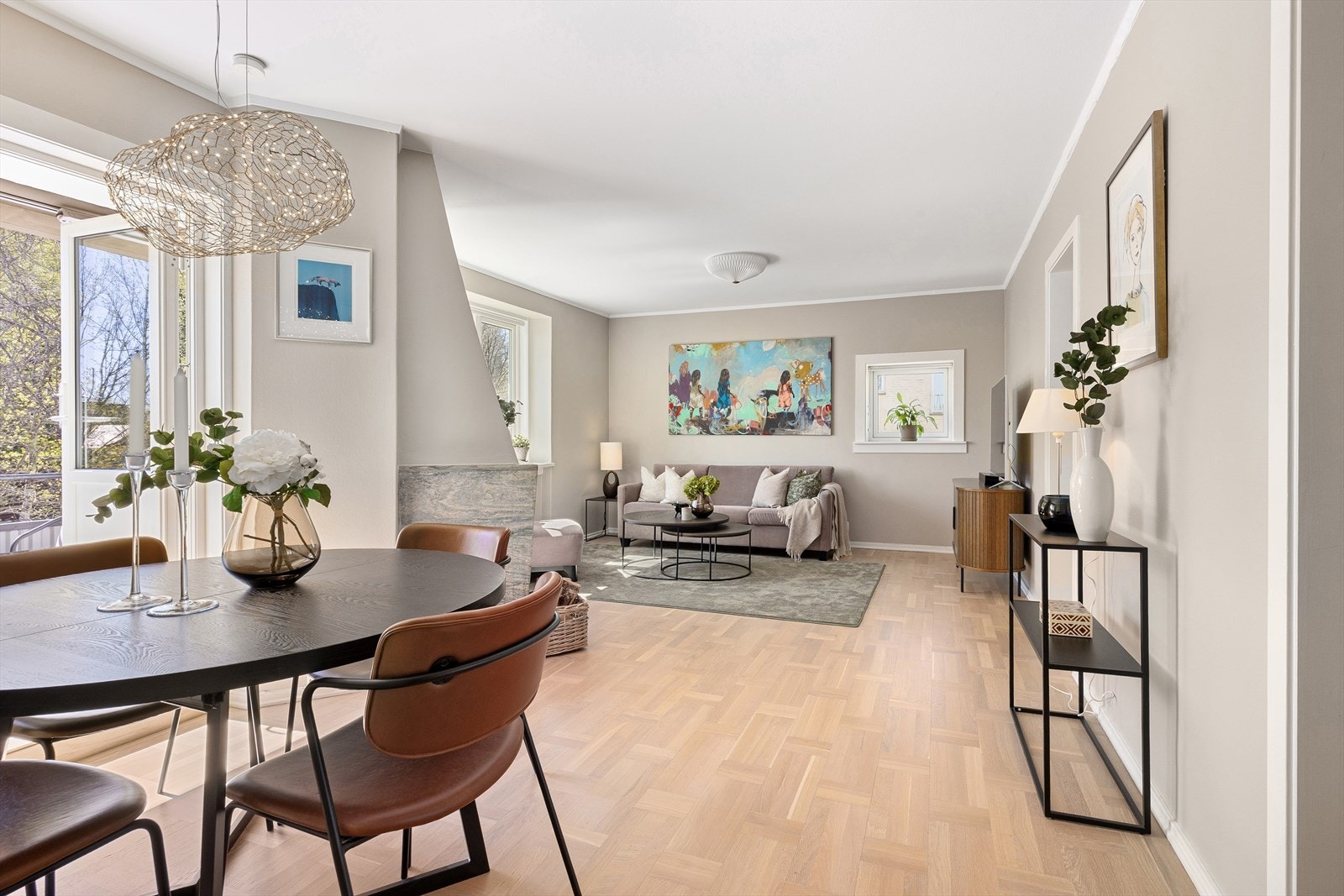 I 2024 ble gulv i stuen og entré slipt og lakket. I tillegg ble tak og vegger malt, samt på soverommene. Galleribilde