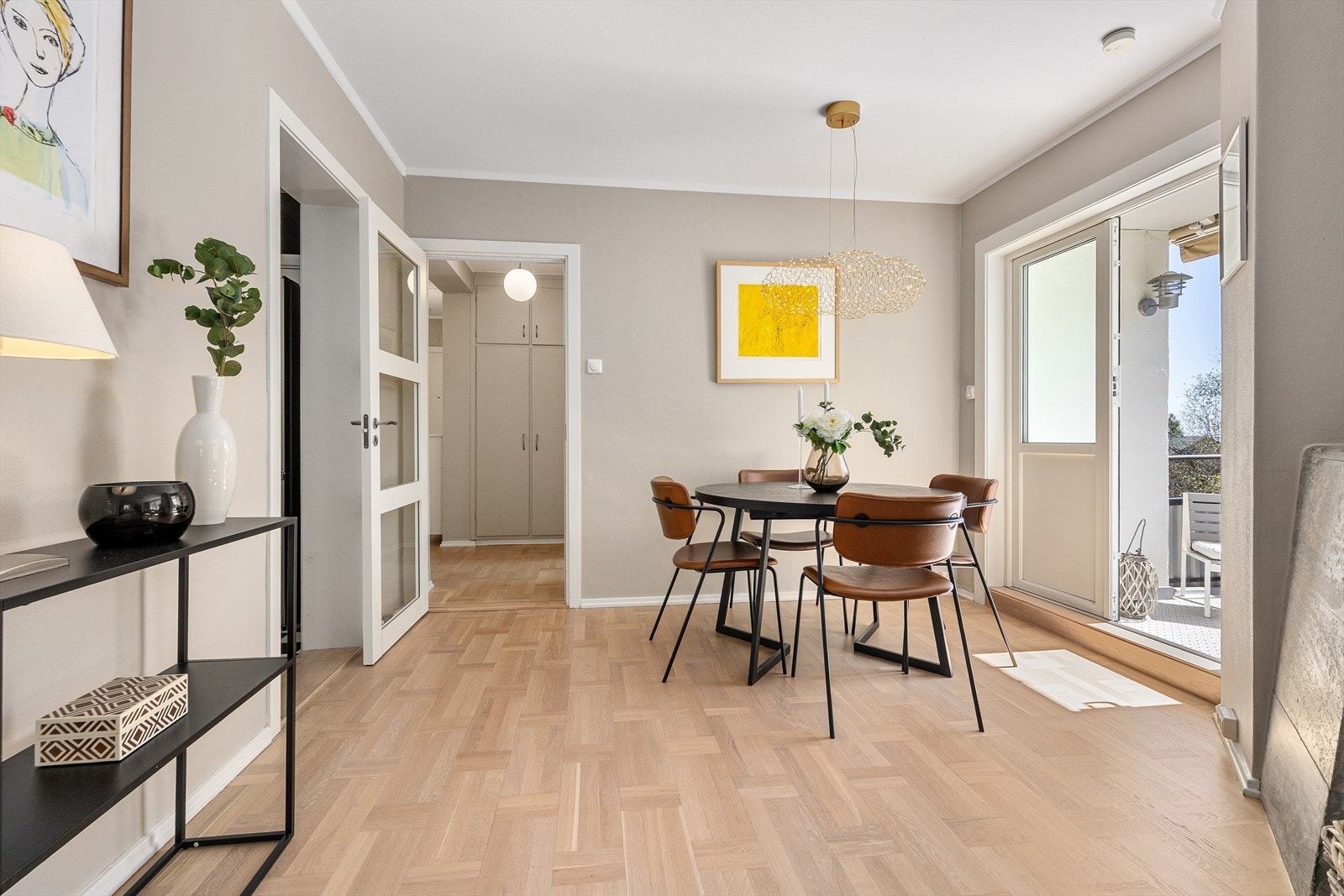 Fra spisestuen er det direkte utgang til balkongen. Galleribilde