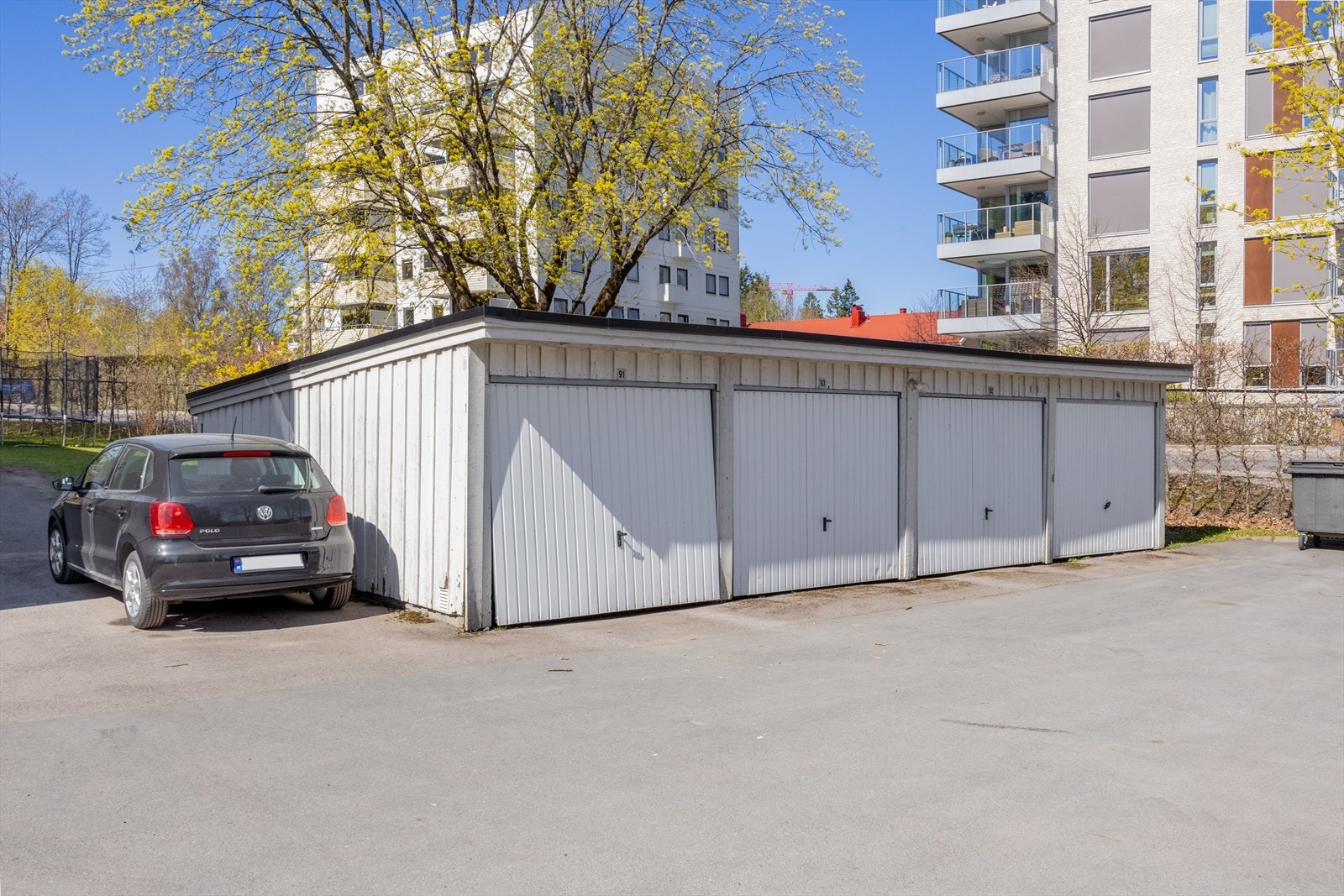 Sameiet har 35 garasjeplasser som tildeles etter venteliste mot egen leie, og disse følger ikke seksjonene. Utover dette er det "førstemann til mølla" parkeringsplasser på fellesområdet. Galleribilde