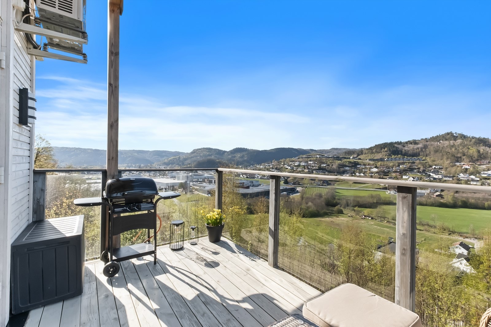 Terrasse med utgang fra stue/kjøkken. Galleribilde