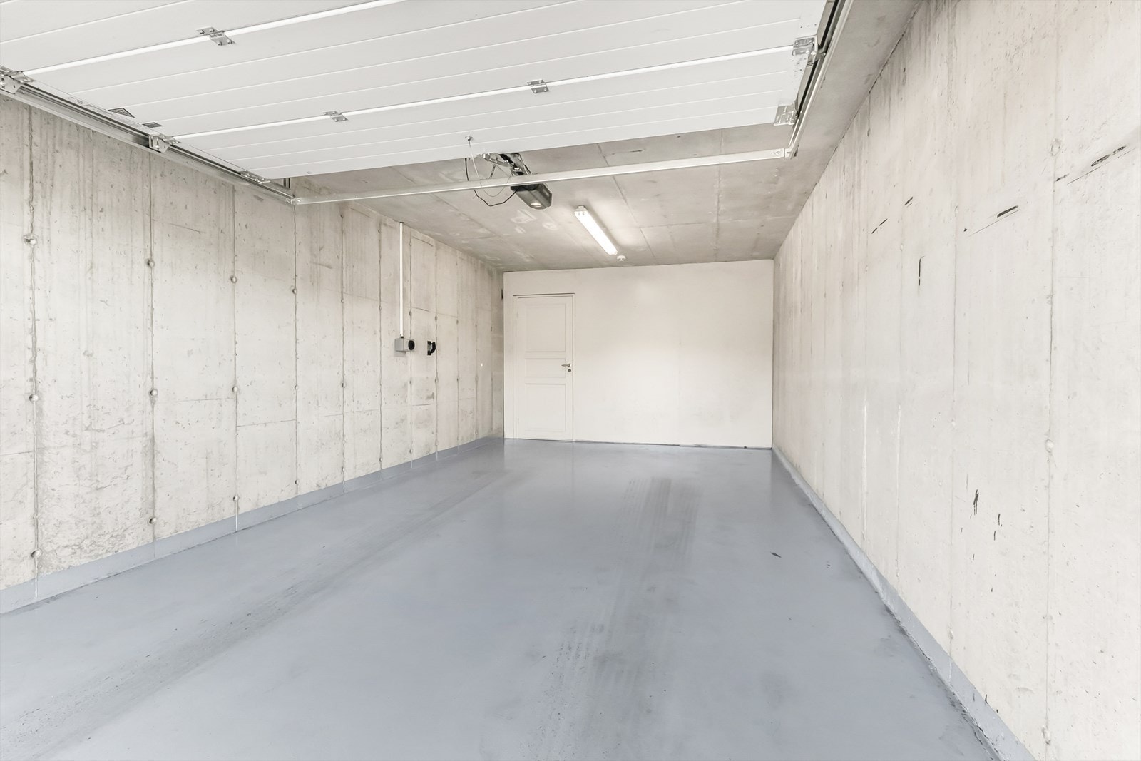 Romslig garasje med epoxy på gulv. Galleribilde