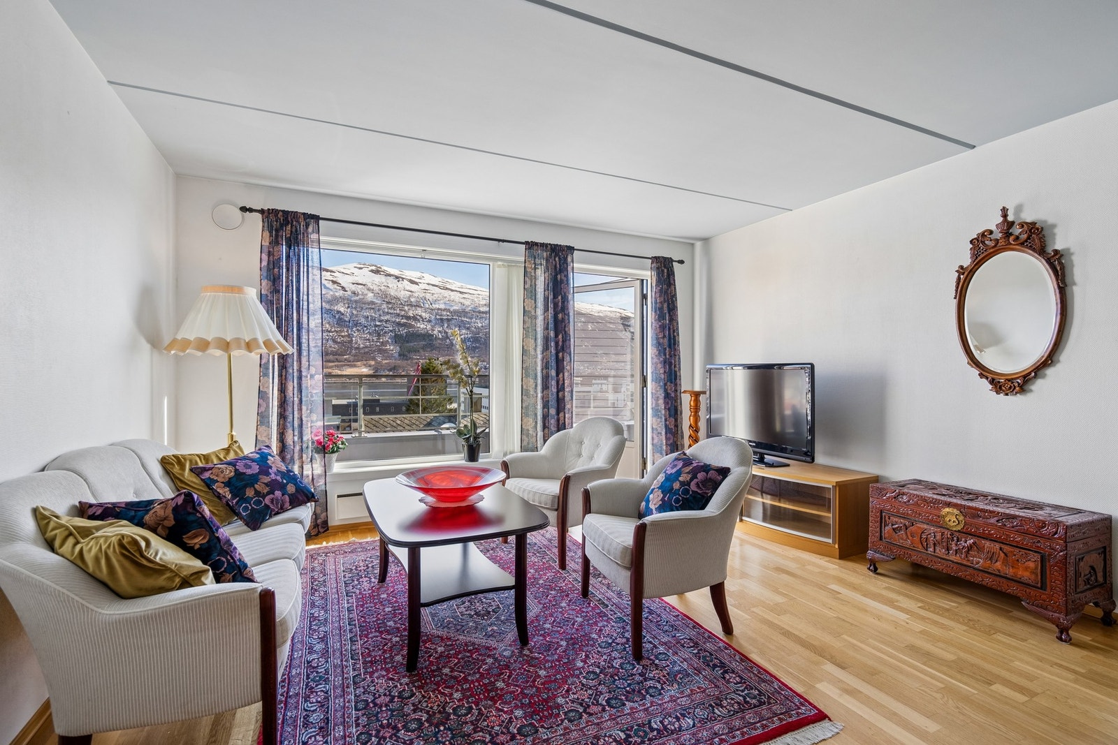 Romslig stue med store vinduer Galleribilde