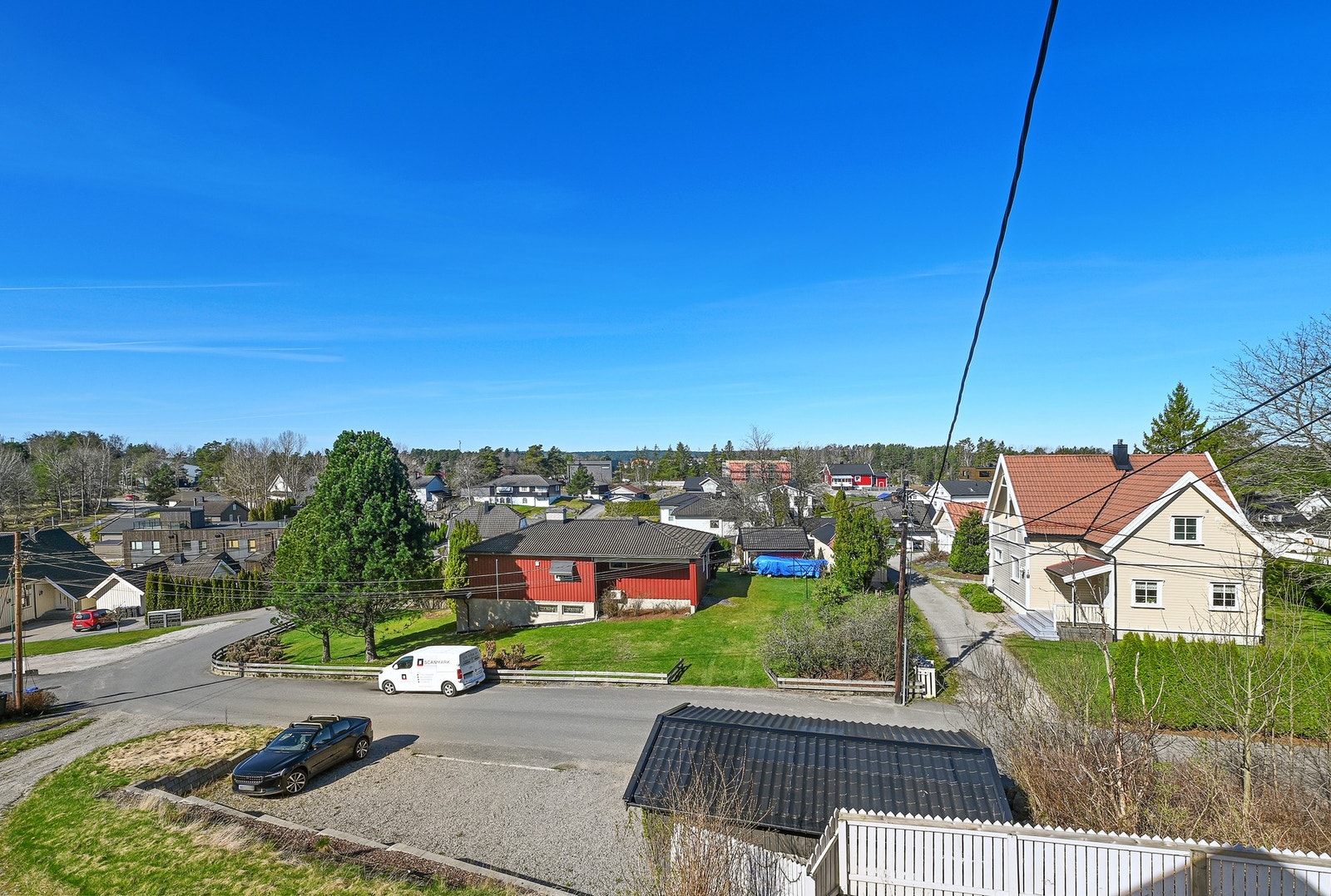 Eiendommen ligger litt høyere enn bebyggelsen for øvrig, og har fint utsyn. Galleribilde