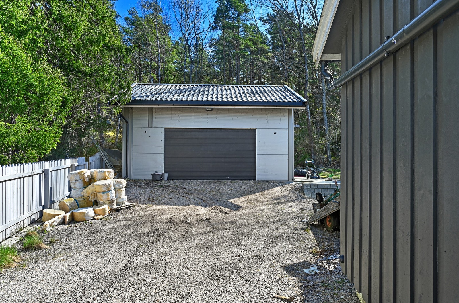 Verkstedgarasjen øverst på tomten. Galleribilde