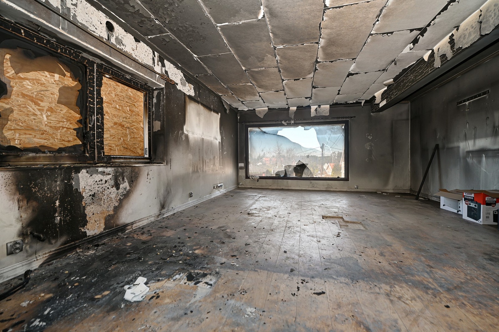 De synlige skadene er størst i stue og kjøkken, og fra gangen ved inngangspartiet og inn mot stuen. Galleribilde