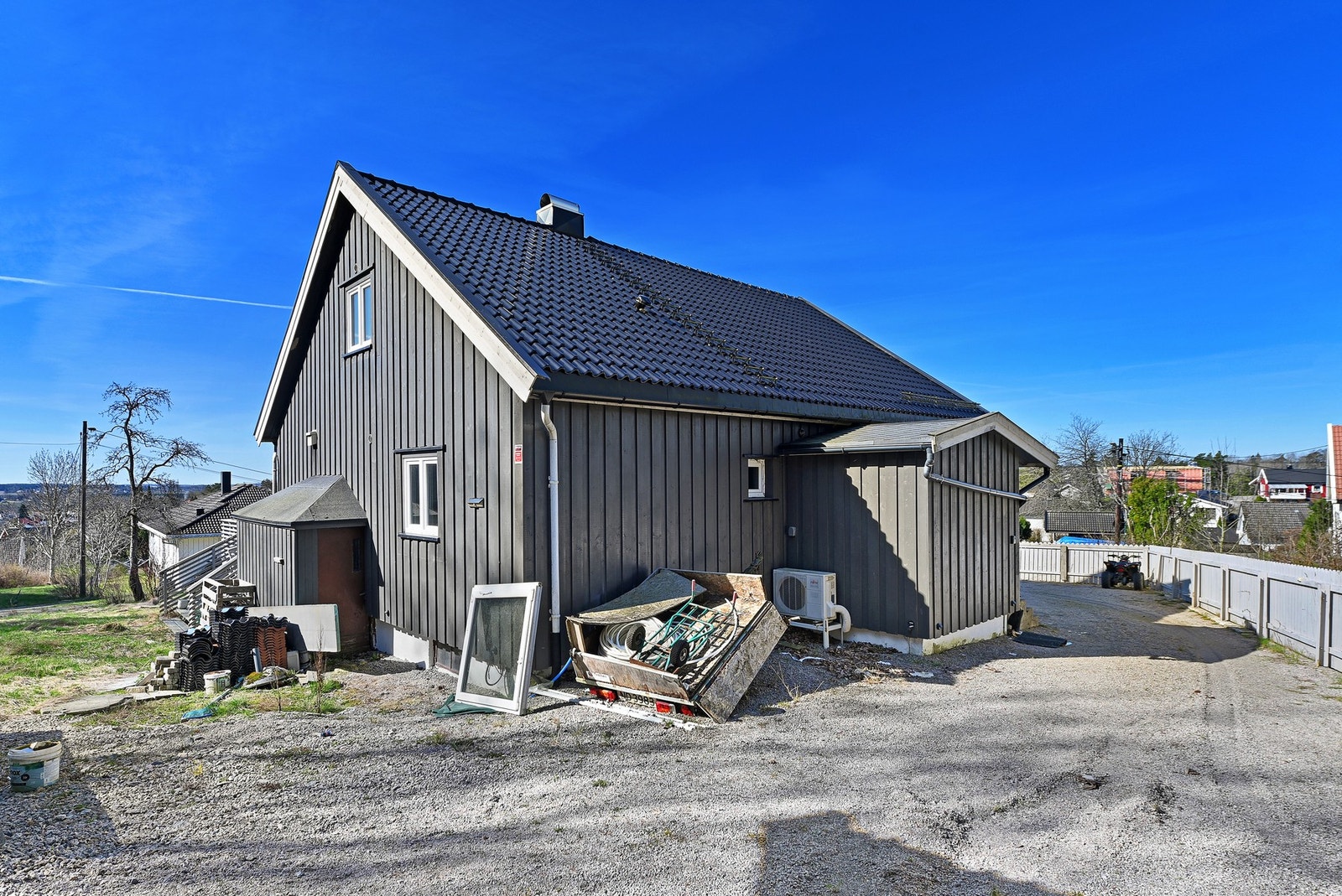 Boligen er opprinnelig fra 1954, og har et samlet bruksareal på 170 kvm. Galleribilde
