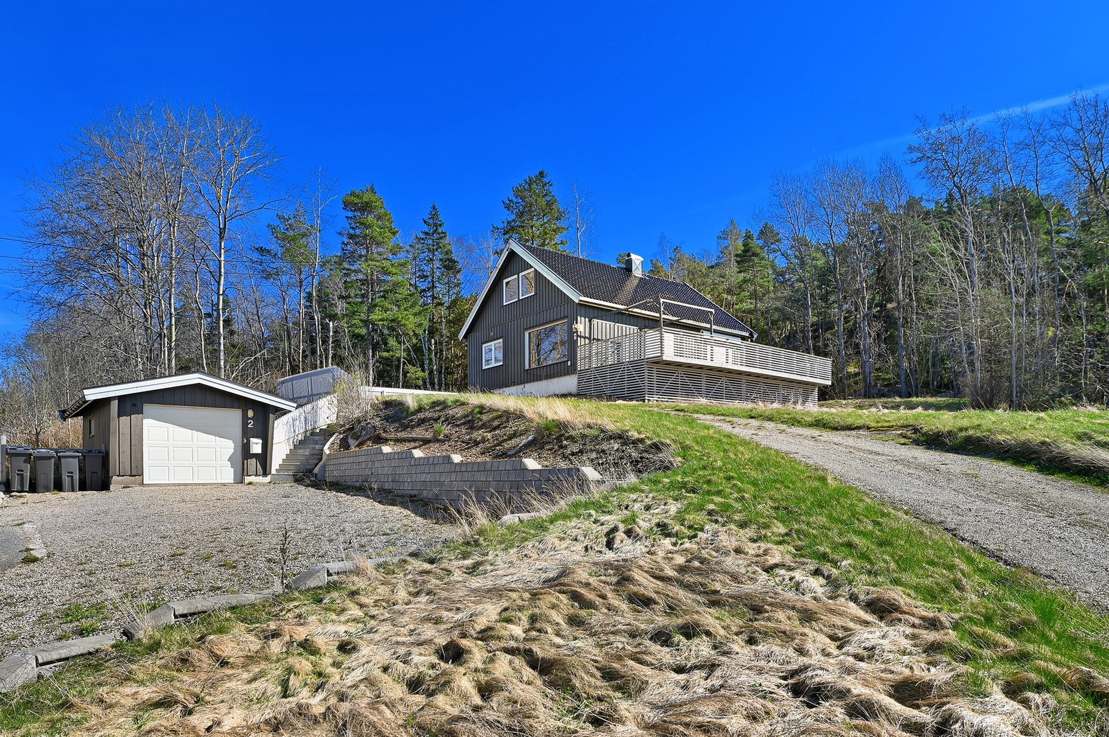 Det er godt med parkering både nede ved veien, og oppe i gårdsplassen ved huset. Galleribilde