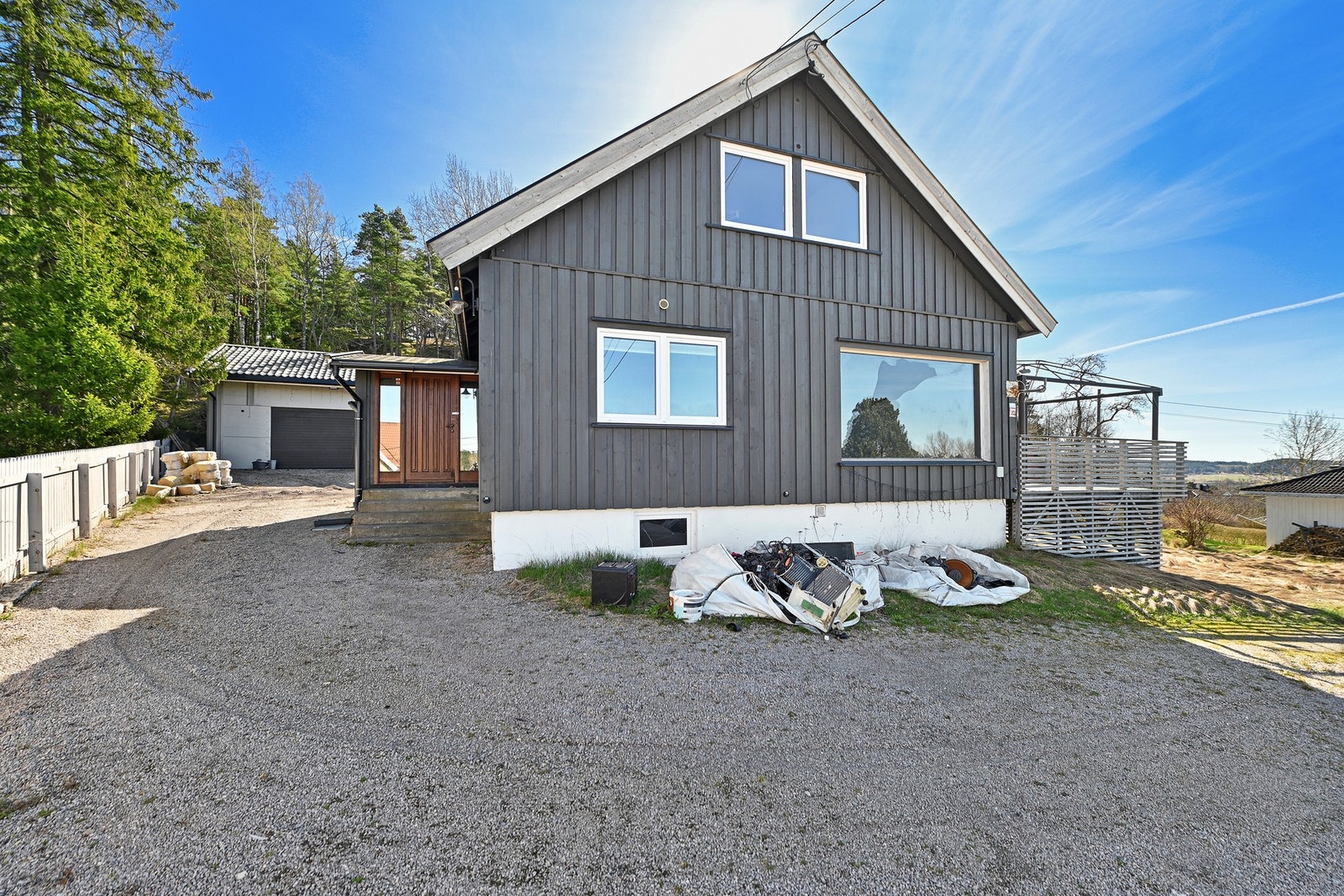 1. etasje inneholder entré, gang, bad/wc, 2 soverom, stue og kjøkken. Galleribilde