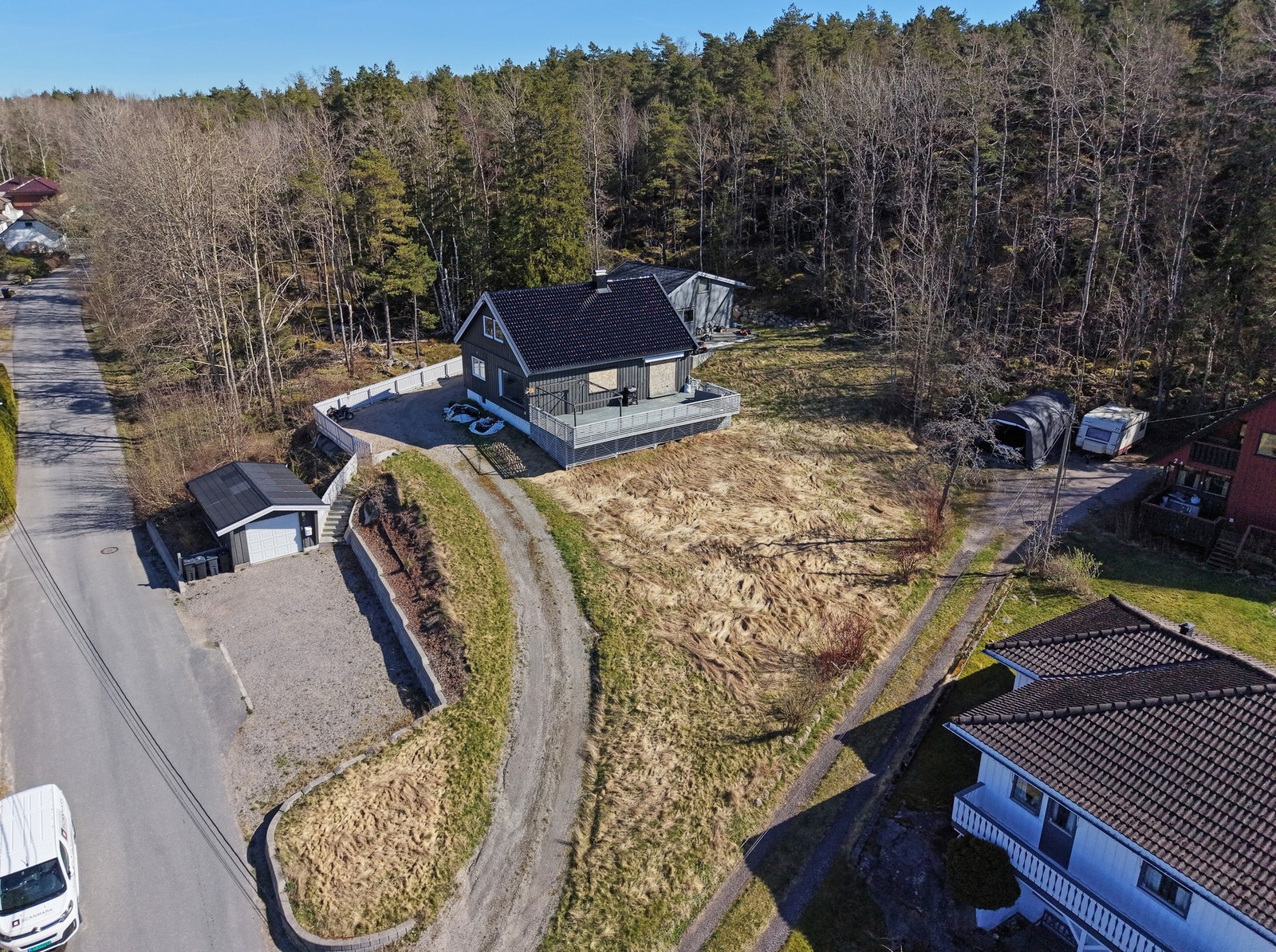 PrivatMegleren Sarpsborg Brannskadet enebolig med stor tomt - Vestvendt og tilbaketrukket beliggenhet Johan Skaus vei 2, Greåker 170 m² 2 900 000 kr To