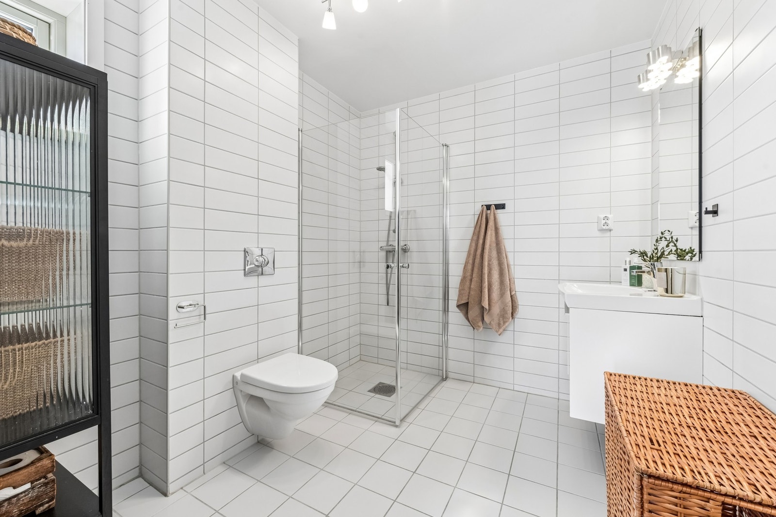 Boligen har to tidløst innredede bad fra byggeåret, praktisk plassert med ett i hver etasje. Her vises badet i tilknytning til entréen i 1. etasje. Galleribilde