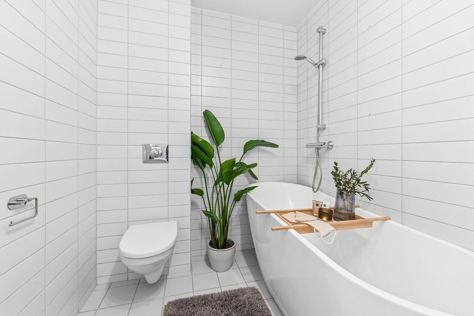 Badet i 2. etasje har enkel tilgang fra alle soverom og er i dag innredet med badekar og dusj på vegg. Galleribilde
