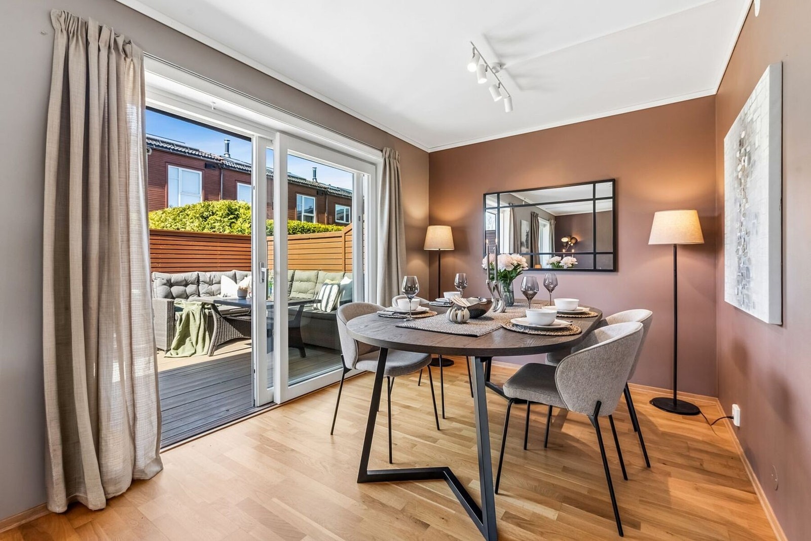 Stor skyvedør i glass ut mot terrassen, slipper inn lys og luft og inkluderer uterommet i stuen i sommerhalvåret. Galleribilde