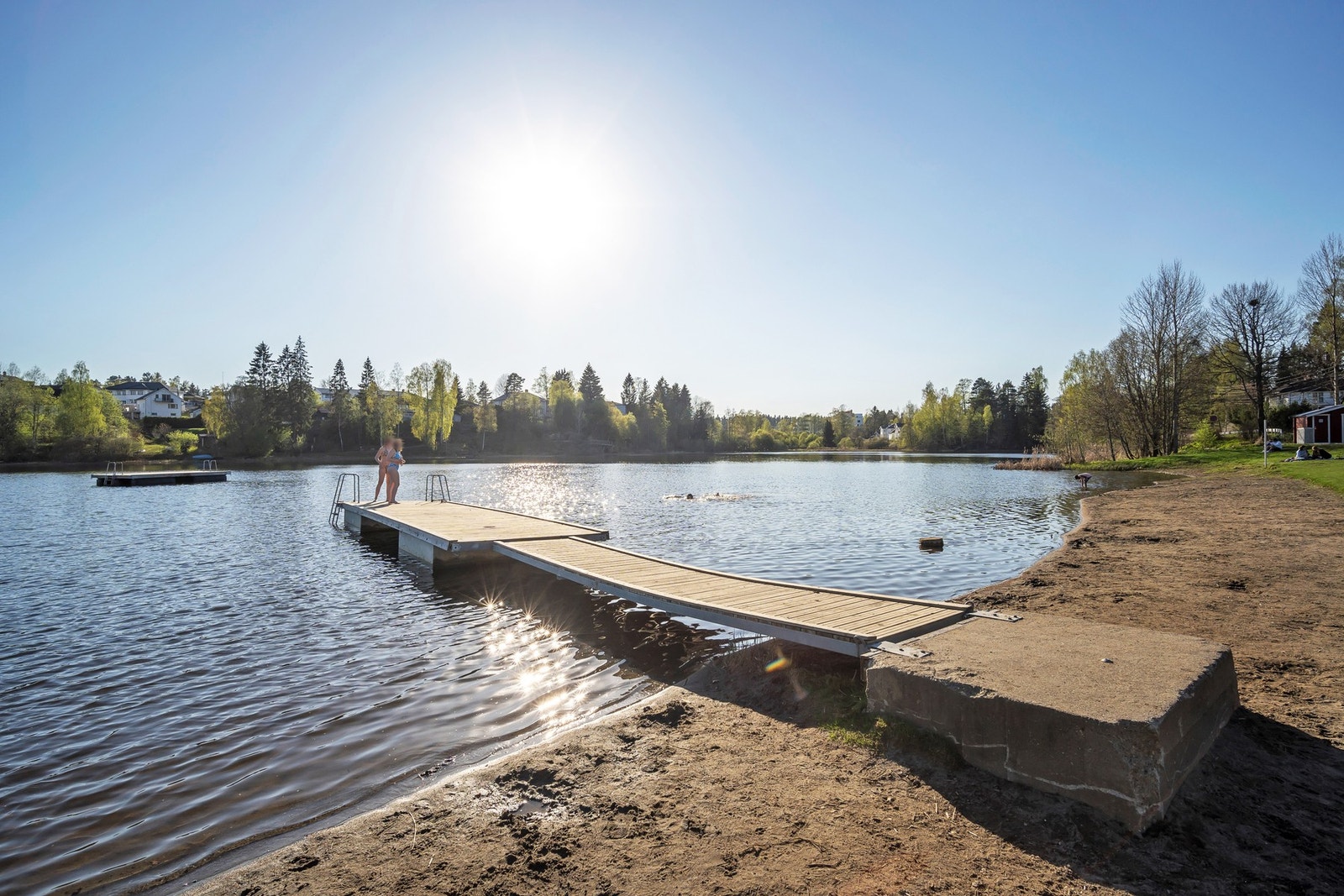 På varme sommerdager er det en behagelig sykkeltur til Langvannet, som er opparbeidet med badebrygge, grillplasser og turstier. Galleribilde