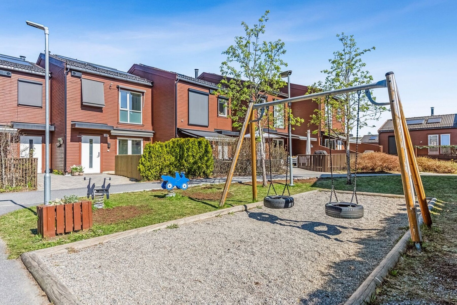 Området fremstår som ideelt for barnefamilier, med boliger samlet rundt hyggelig tun med grøntområder, benker og lekestativer - hvor barna fritt kan løpe ut og leke. Galleribilde