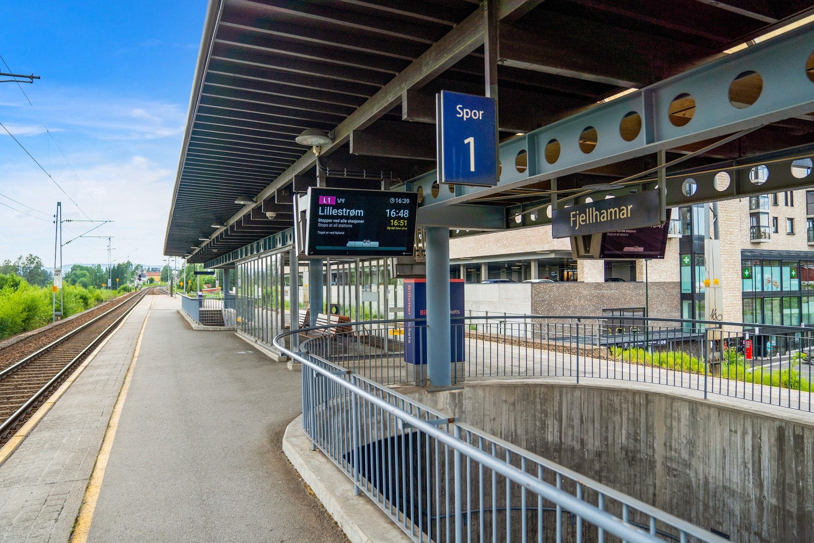 Svært gode kollektivforbindelser med bussholdeplasser kun få minutters gange fra boligen. Her går bl.a. buss nr. 100, 110 og 300 til Oslo sentrum. Det er også kun 10 minutter på sykkel til tog på Fjellhamar. Galleribilde