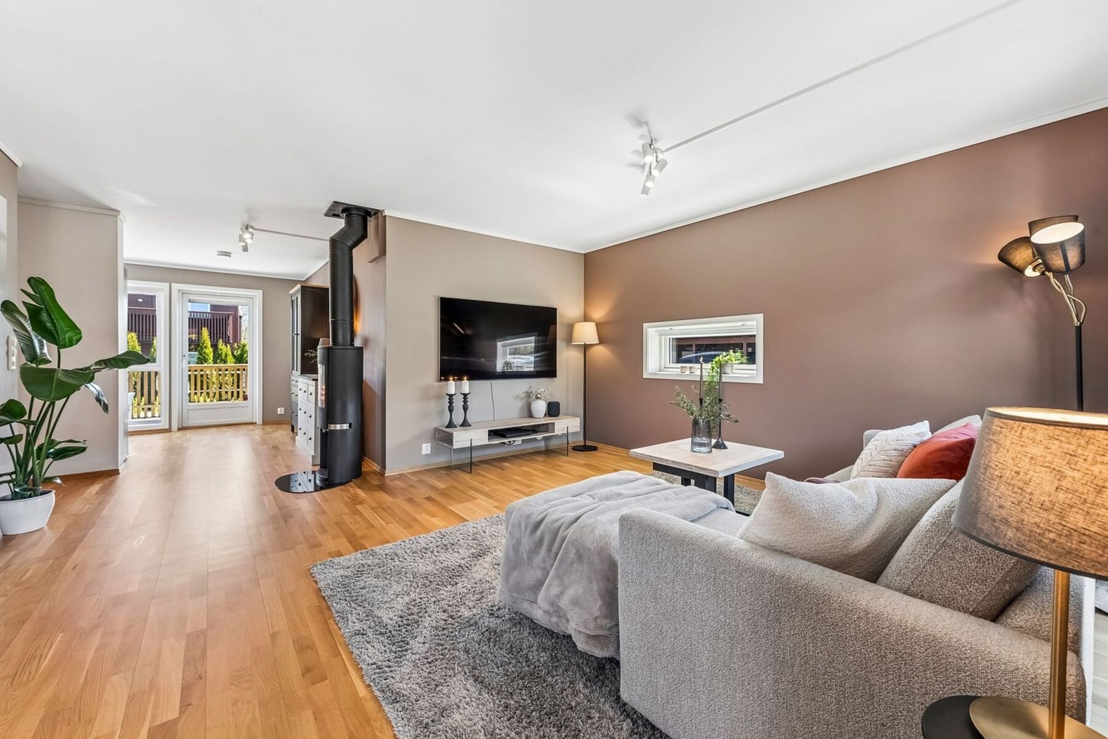 Moderne fasiliteter som vannbåren varme i gulv med solfangere på taket som energikilde gir god komfort. Galleribilde
