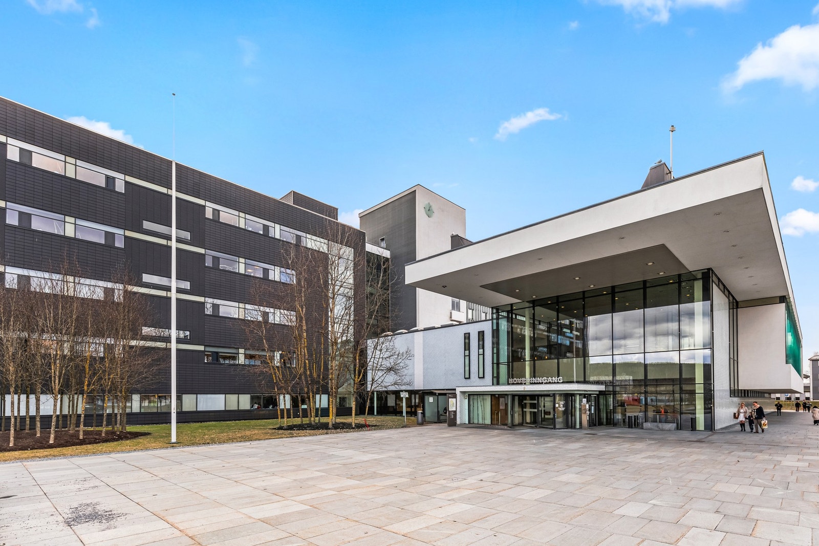 Boligen ligger også en kort spasertur fra Akershus universitetssykehus via gangvei gjennom området Galleribilde