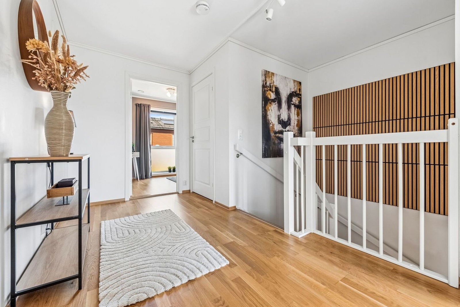 Boligen har gode oppbevaringsmuligheter med to innvendige boder/teknisk rom og loft, samt en utvendig bod. Galleribilde