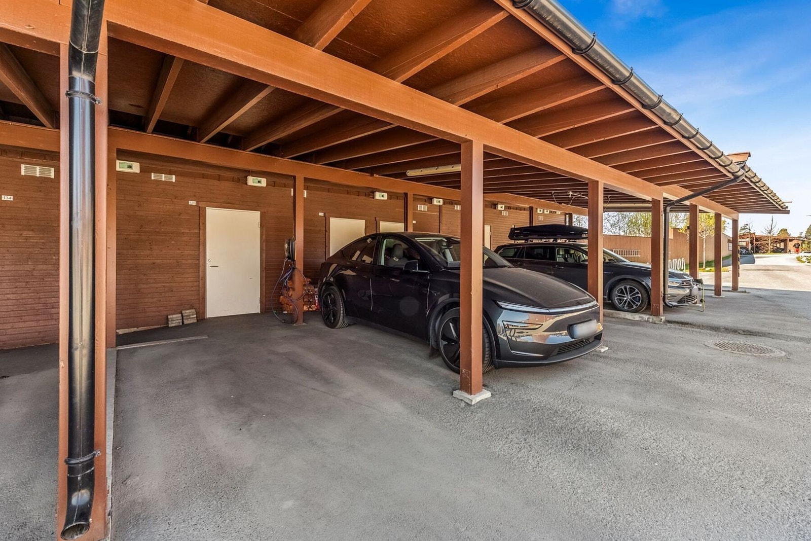 Det medfølger utebod på 5 kvm og egen carport med elbillader, i direkte tilknytning til boligen. Det er i tillegg parkering for bil nr. 2 på utvendig parkeringsområde. Galleribilde
