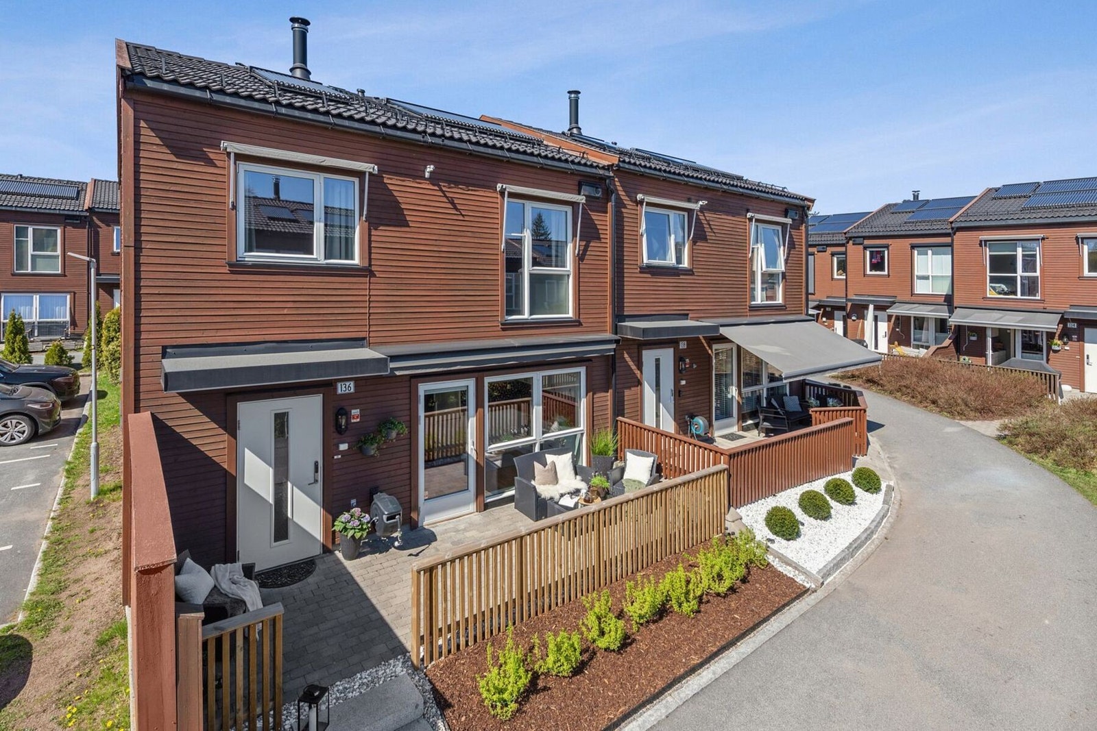 Inngangspartiet gir et hyggelig og presentabelt førsteinntrykk med ny adkomsttrapp i granittstein, nytt gjerde og beplantning. Galleribilde