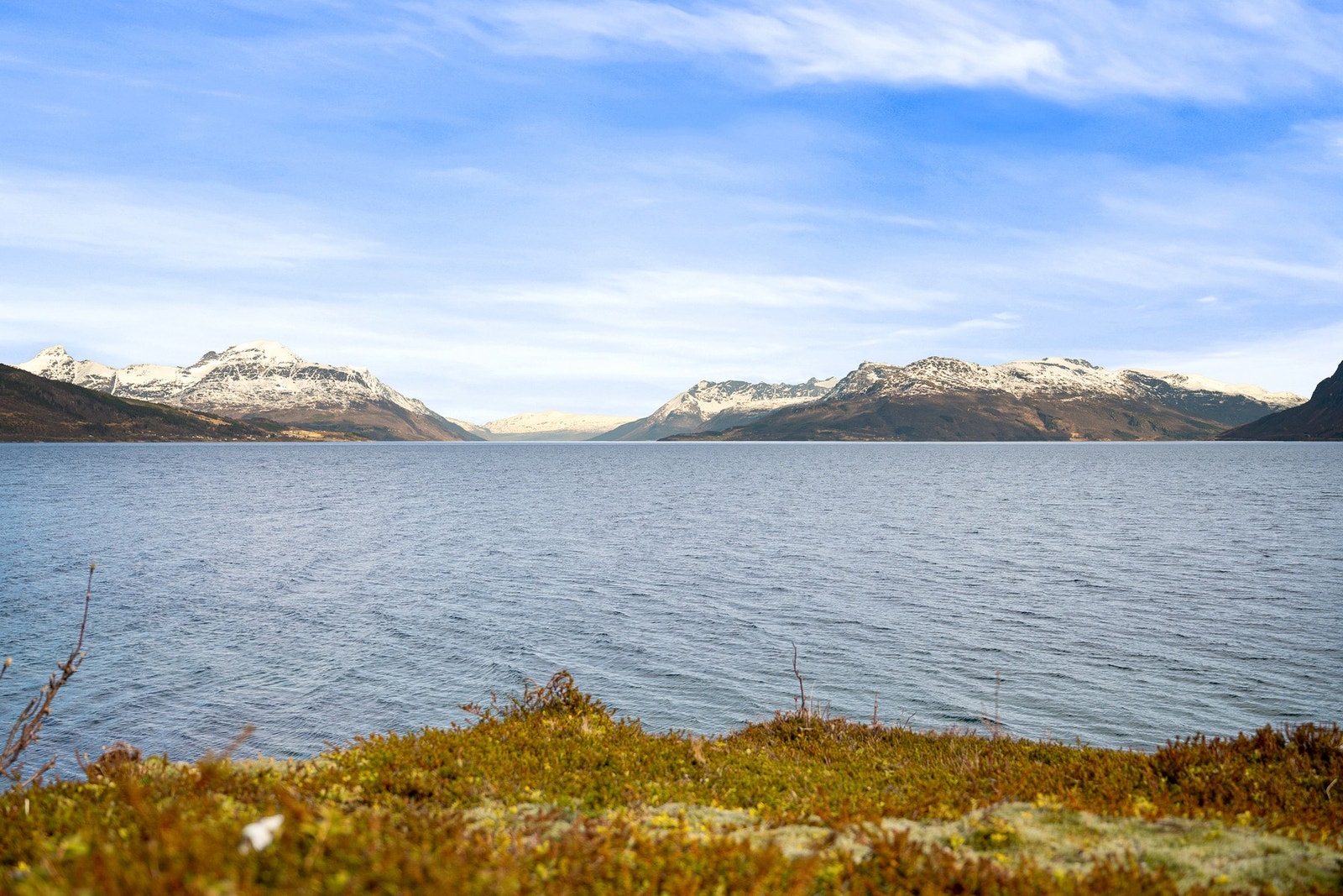 Nydelig fritidseiendom helt innerst i Fornesveien med strålende utsikt, gode solforhold, strandlinje og naust Galleribilde