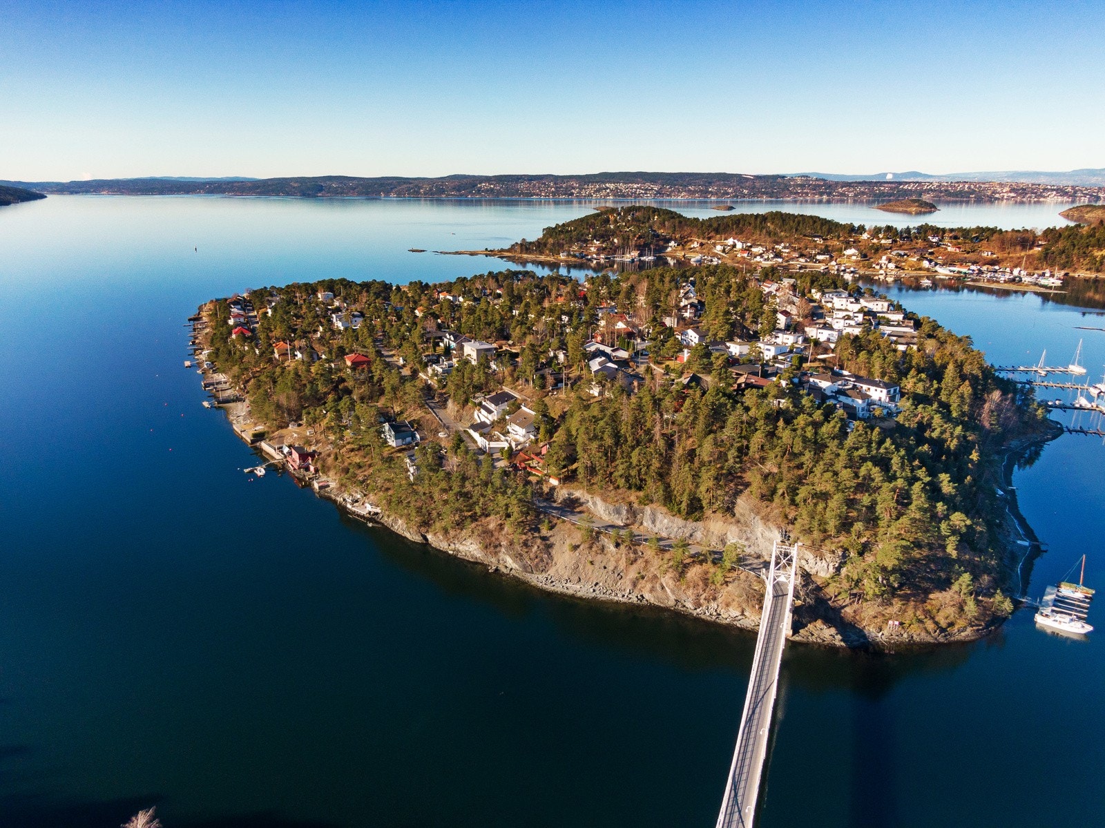 Eiendommen ligger svært idyllisk til i et naturskjønt, maritimt og etterspurt villaområde på Ulvøya i Oslo Galleribilde