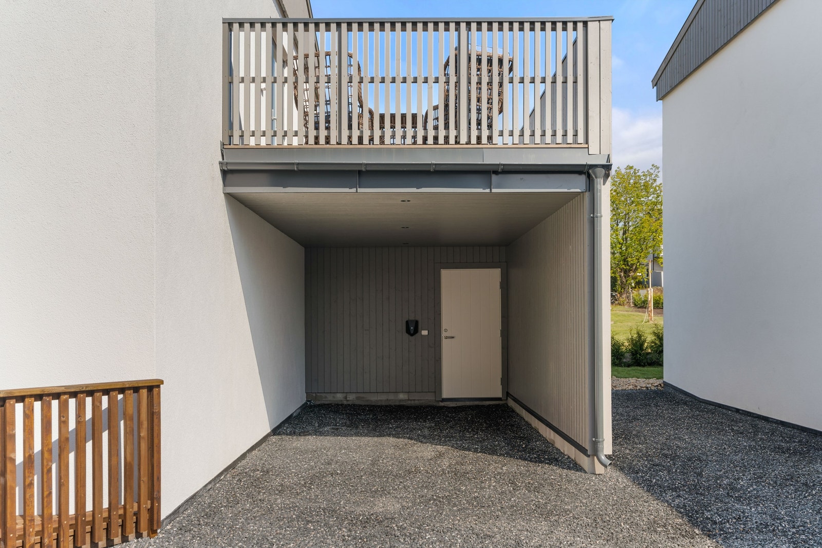 Integrert carport med bod og elbillader. Galleribilde