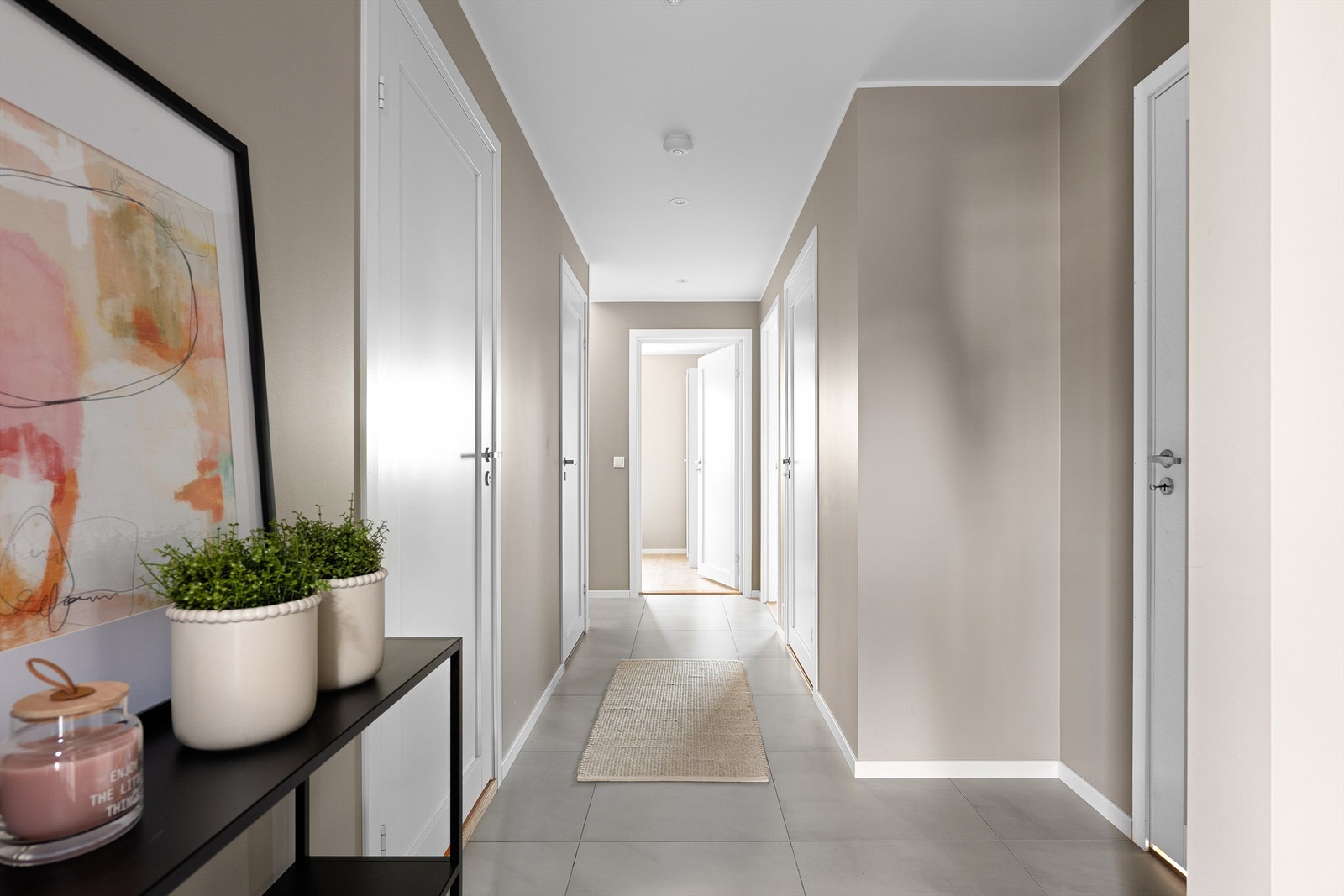 Hall med store gulvfliser, downlights i himling og plass til garderobeløsninger. Galleribilde
