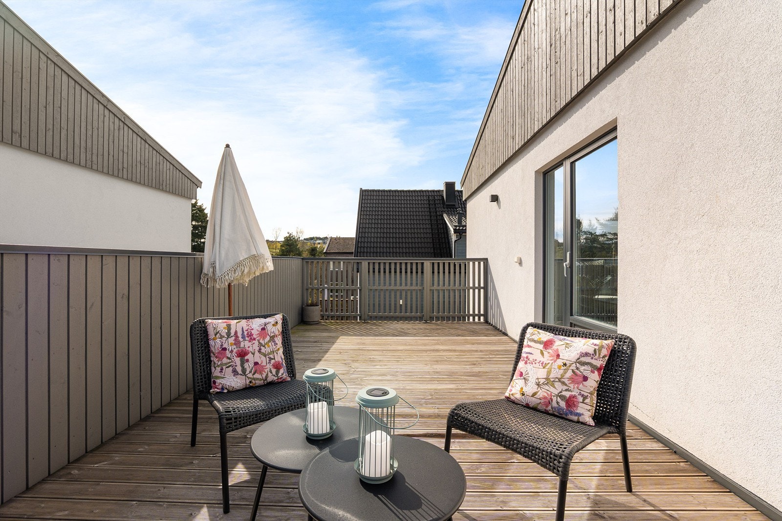 Terrassen er på ca. 22 kvm og vender mot vest. Galleribilde
