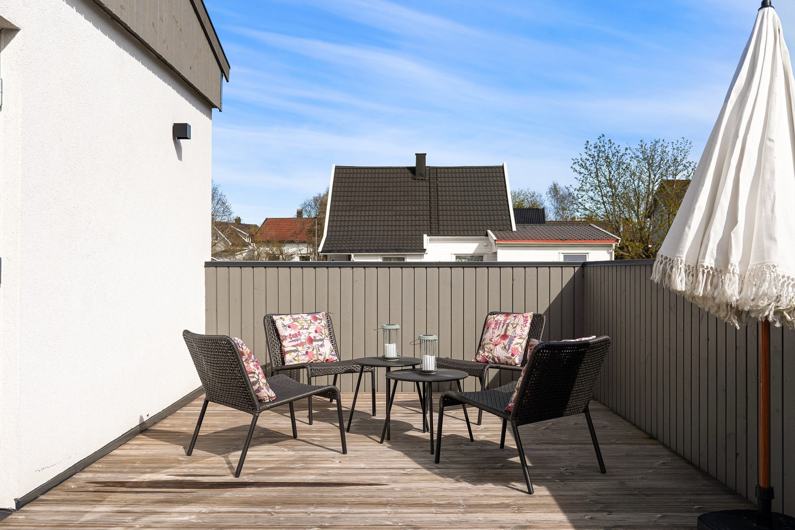 God plass til sittegruppe på begge sider. Galleribilde