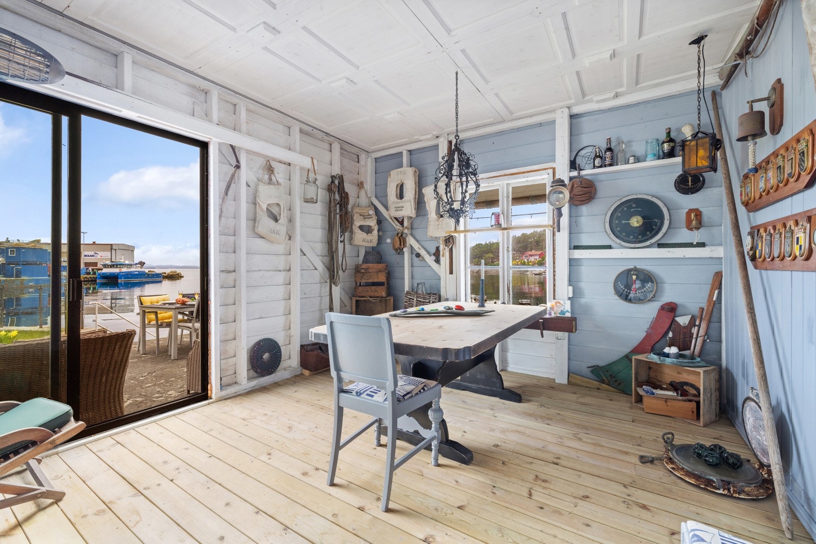 Naustrom med skyvedør ut til platting Galleribilde