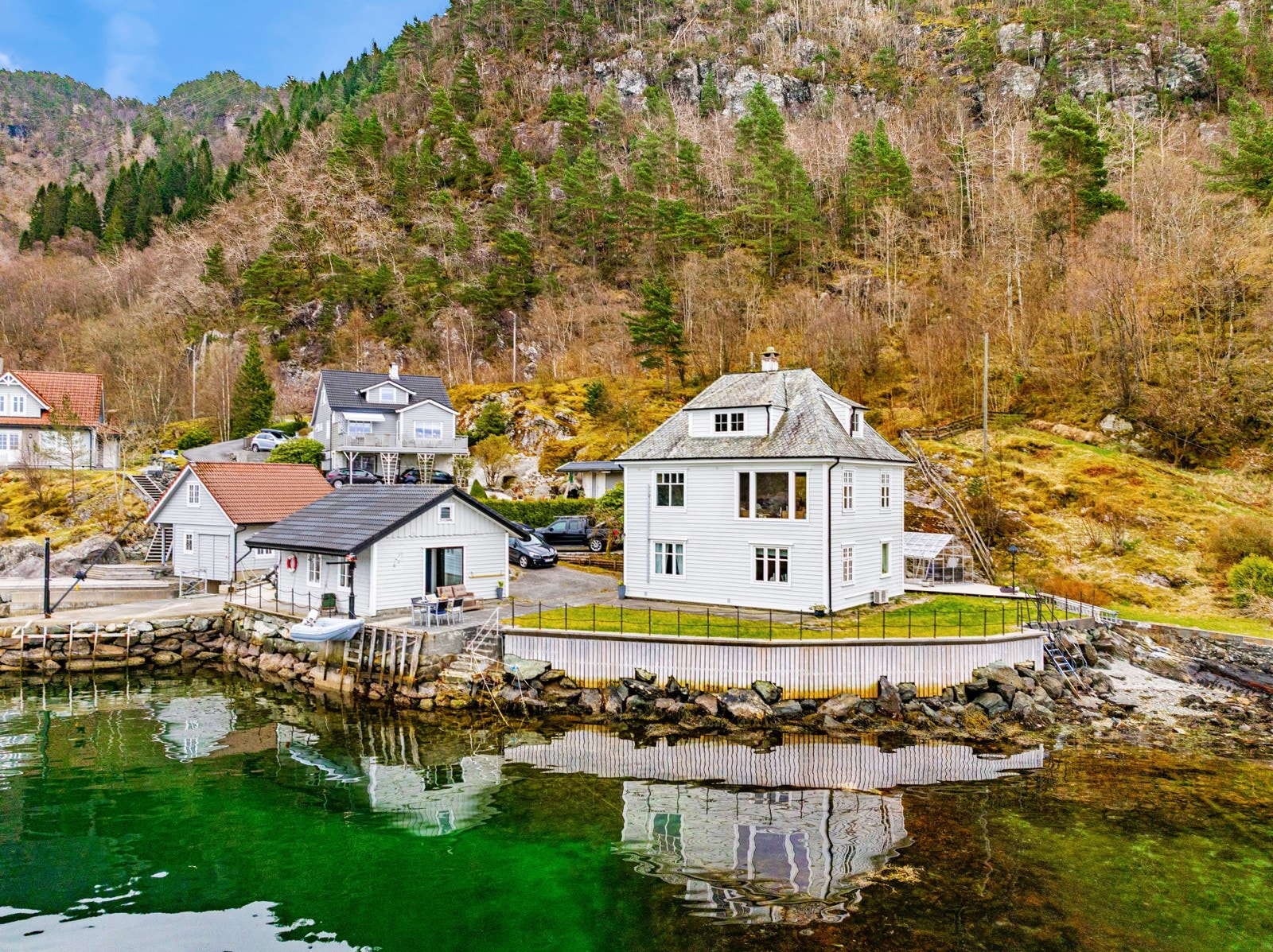 Velkommen til denne spennende sjø-eiendommen. Sundvorvegen 1547. Bolig brukt som fritidsbolig Galleribilde