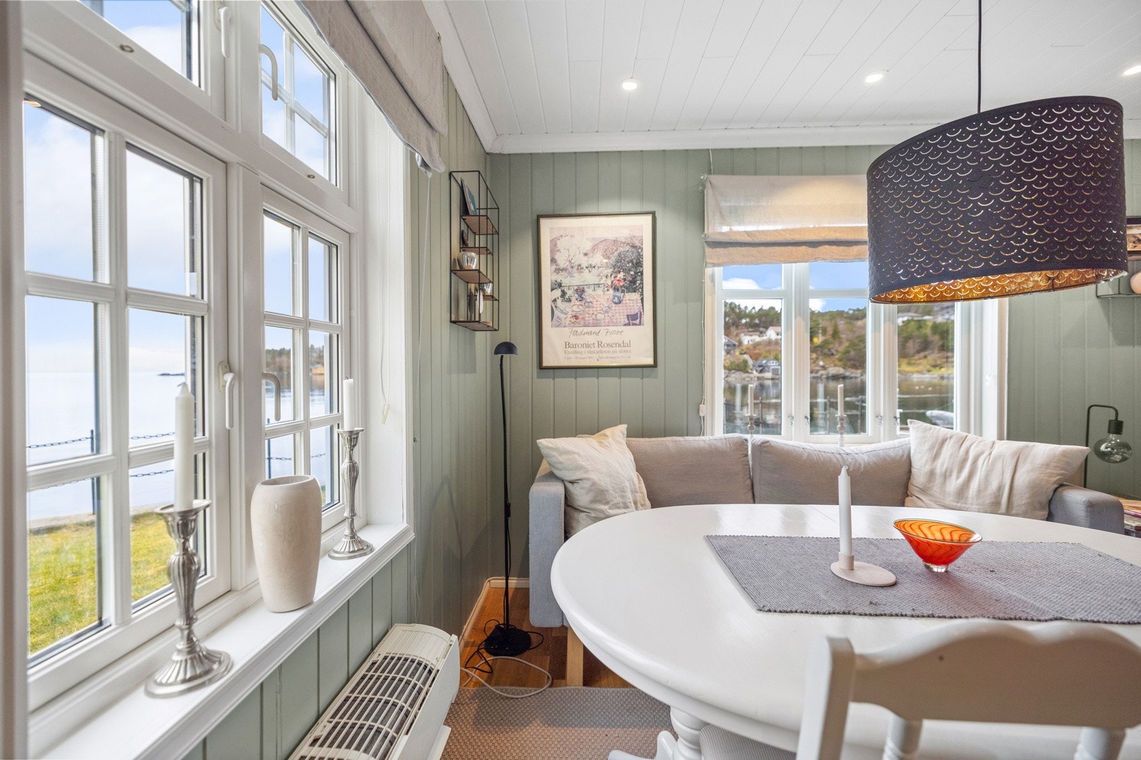 I stuen er det god plass til spisebord og sofagruppe Galleribilde