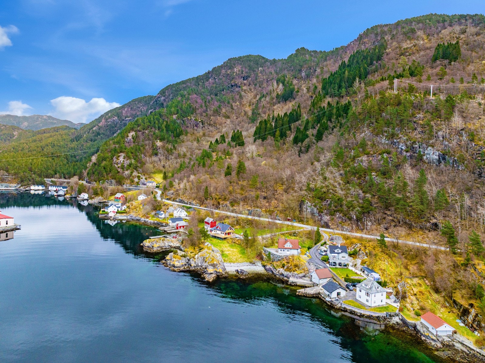 Kort vei til Lokksundet og Hardangerfjorden med båt Galleribilde