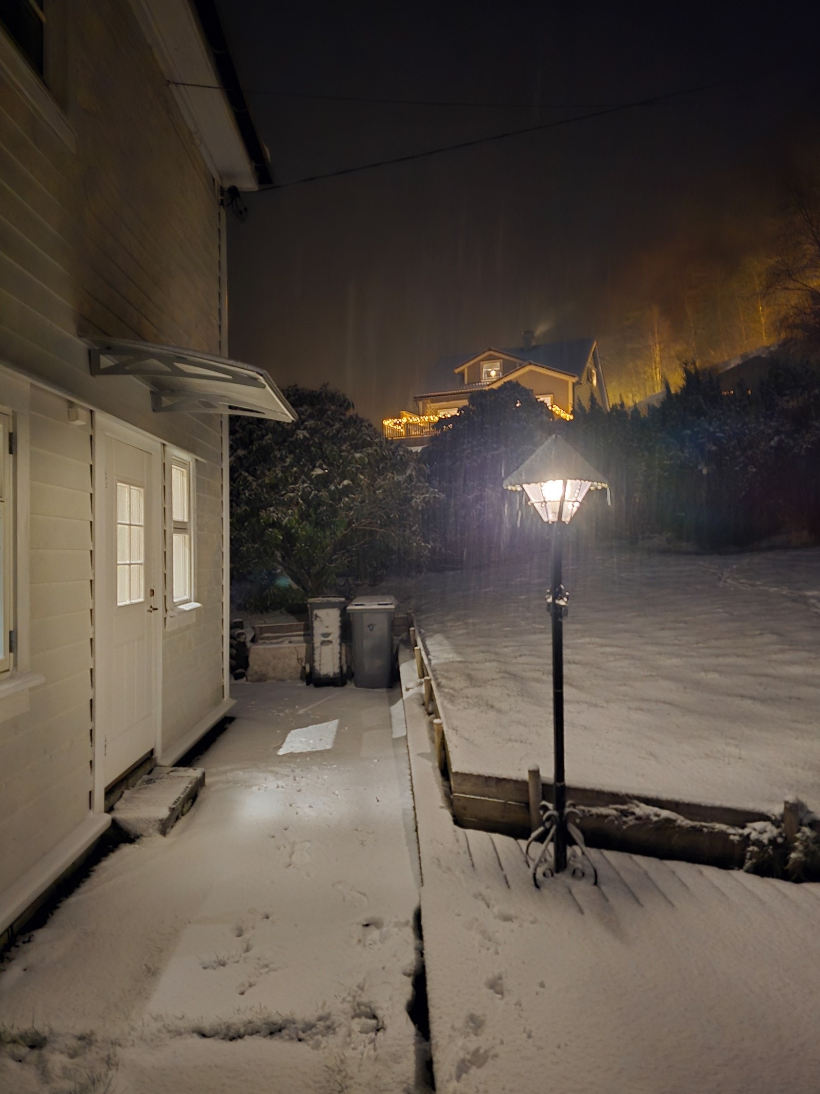 Helt klart kjekkest å være med sjøen på sommmerstid. Men skal ikke undervurdere vinteren her heller Galleribilde