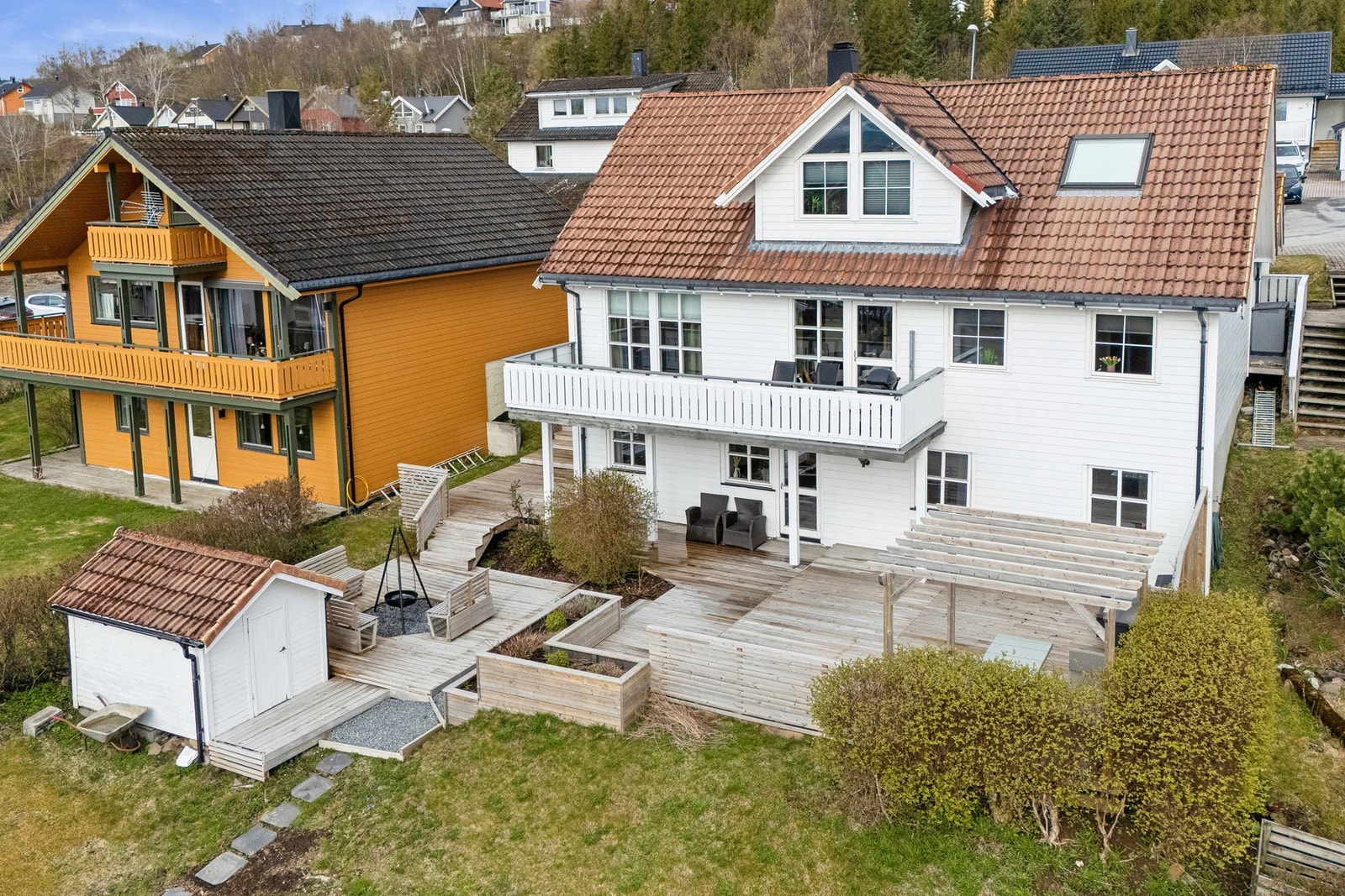 Uteområdene er pent opparbeidet med flere koselige soner med strålende sol- og lysforhold. Galleribilde