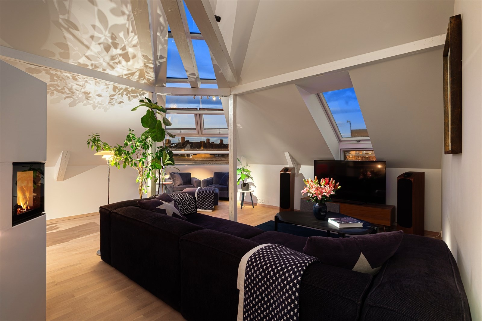 Leiligheten er åpen og luftig, og her er det plass til flere soner og store flotte møbler! Leiligheten har utsyn mange veier, og det anbefales å ta turen for å oppleve romfølelsen. Galleribilde