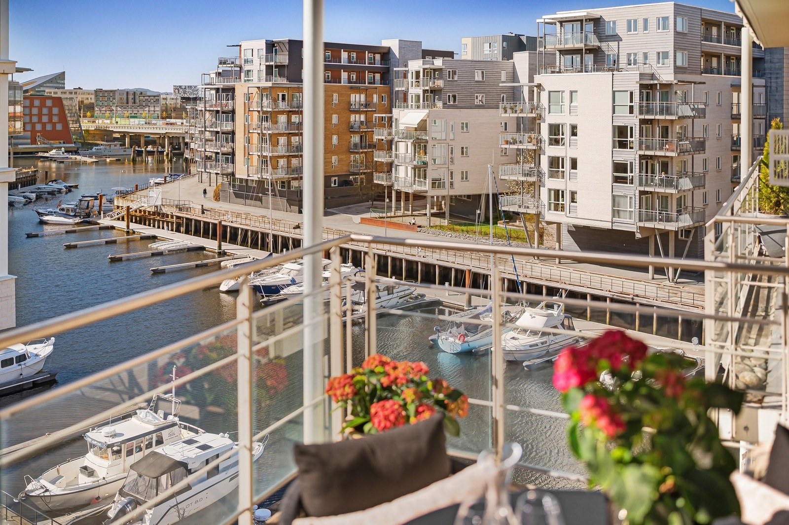 Flott balkong med god plass til sittegruppe. Galleribilde