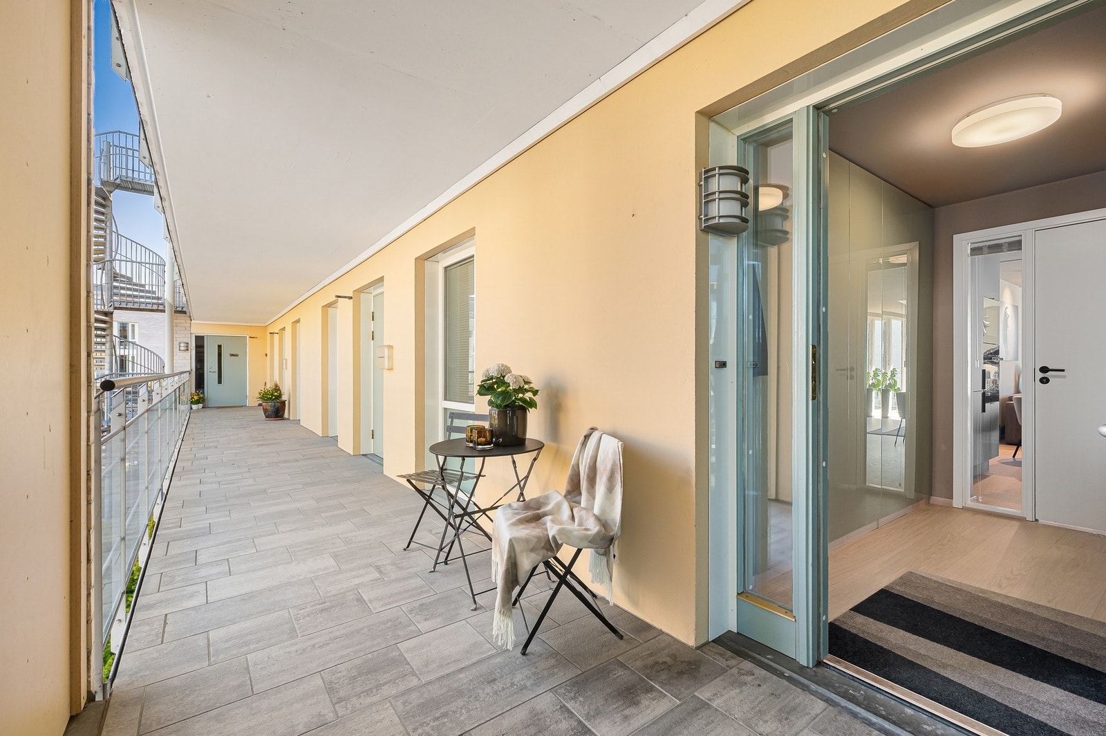 Overbygd svalgang med plass til liten sittegruppe. Galleribilde