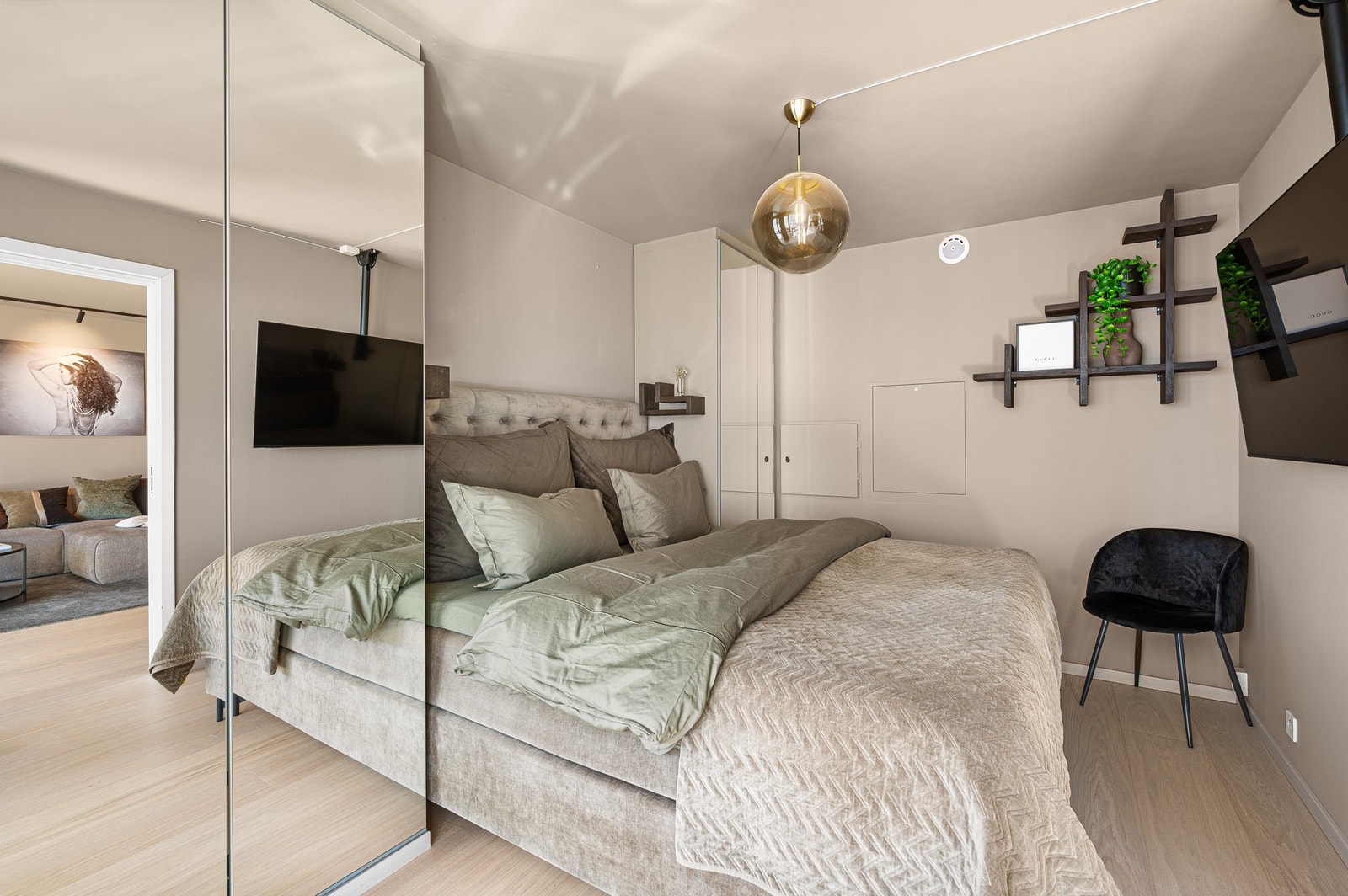 Store vindusflater gir godt med naturlig lys. Galleribilde