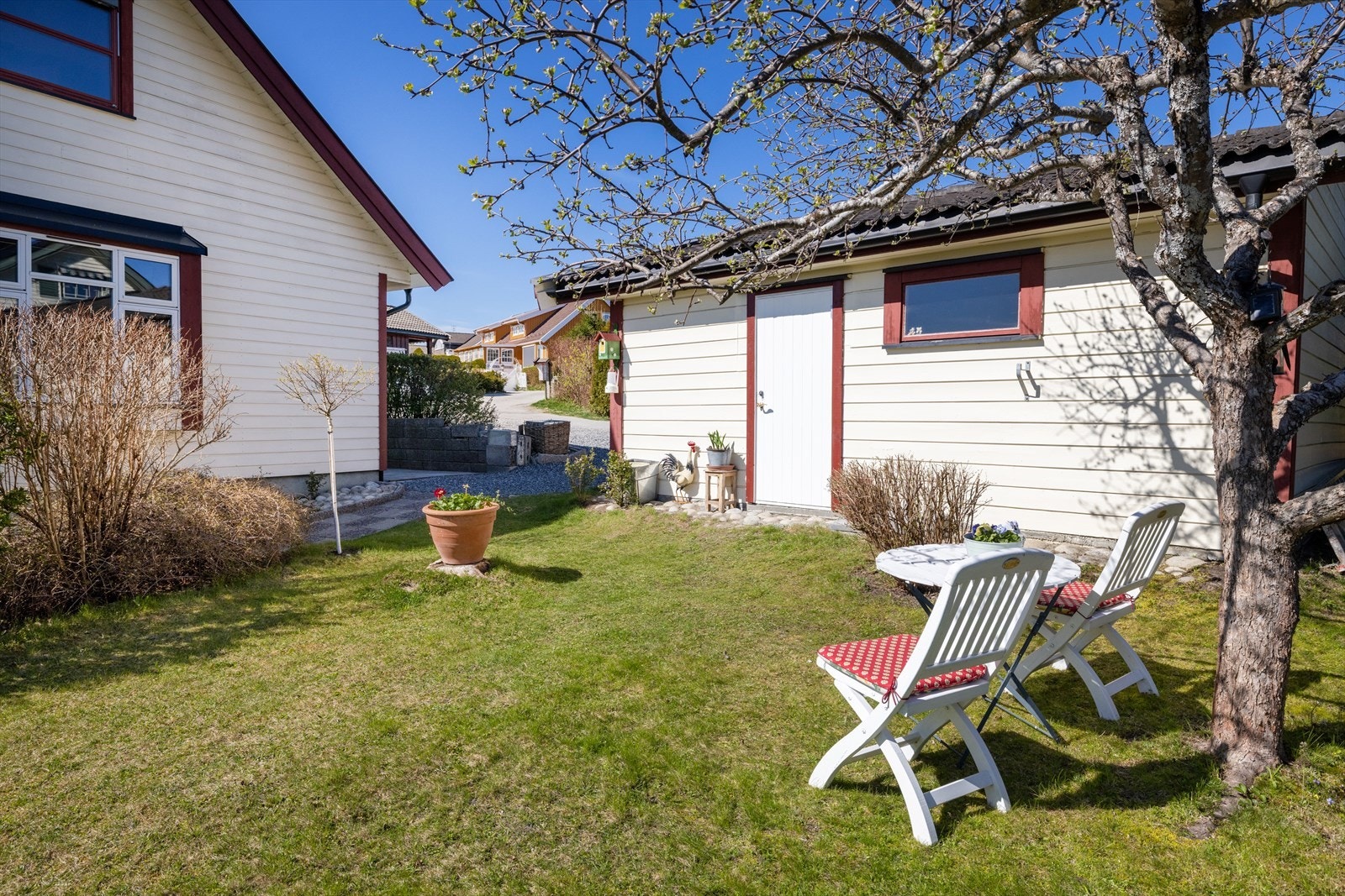 En trygg og barnevennlig hage, ideell for lek og rekreasjon for hele familien. Galleribilde
