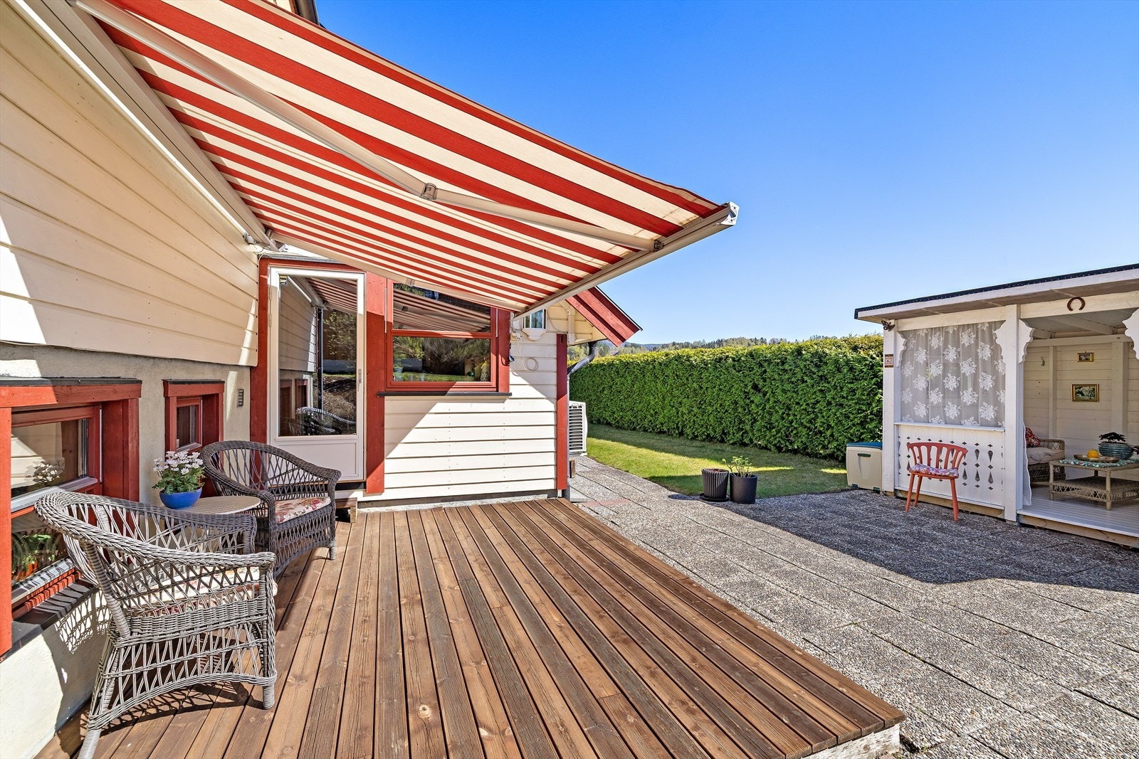 Fra boligen er det direkte utgang til en sørvendt terrasseplatting med solskjerming. Galleribilde