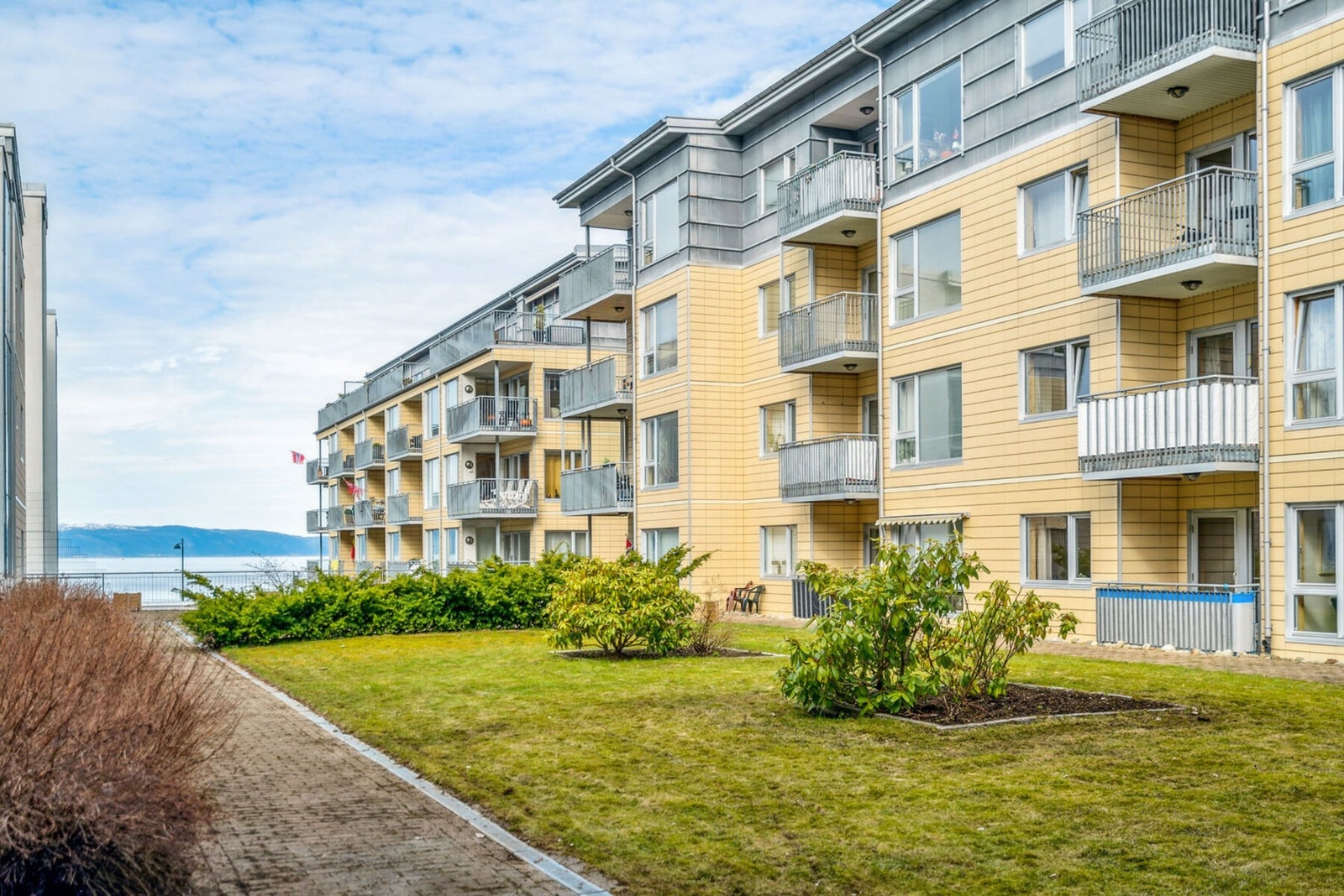 Fasade. Bygget har heis og ble oppsatt i 2002. Galleribilde