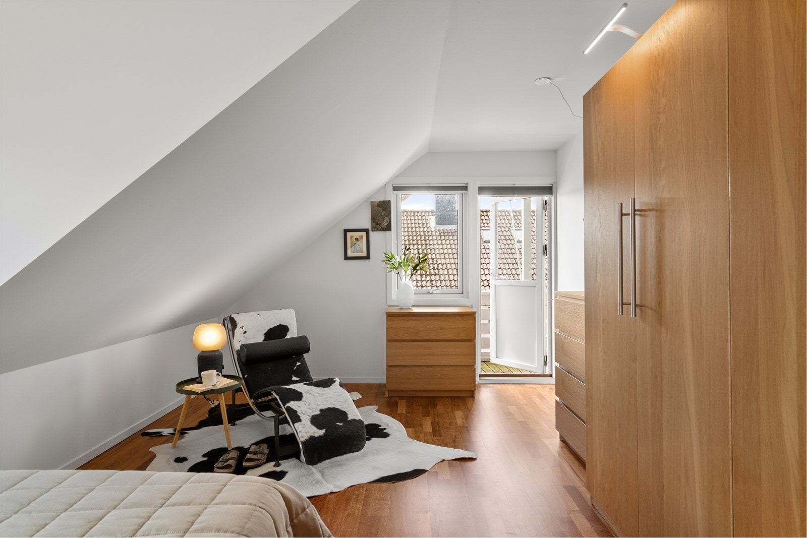 Hovedsoverommet har god plass til dobbeltseng, garderobeskap og en sittegruppe. Galleribilde